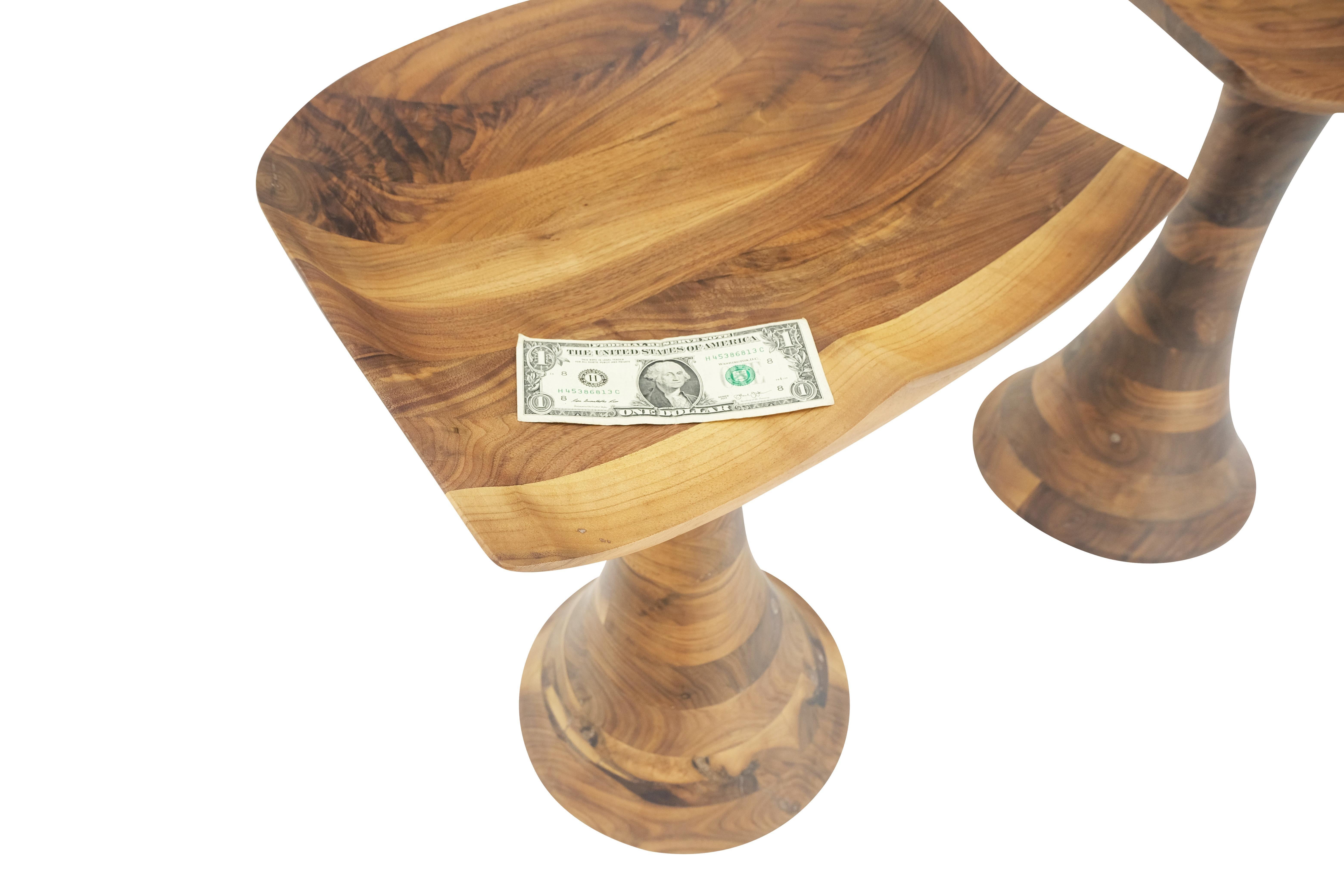 Gedrechselte Gestelle Geschnitzter Sitz Massiv geölter Nussbaum Barhocker  MINT! im Angebot 7