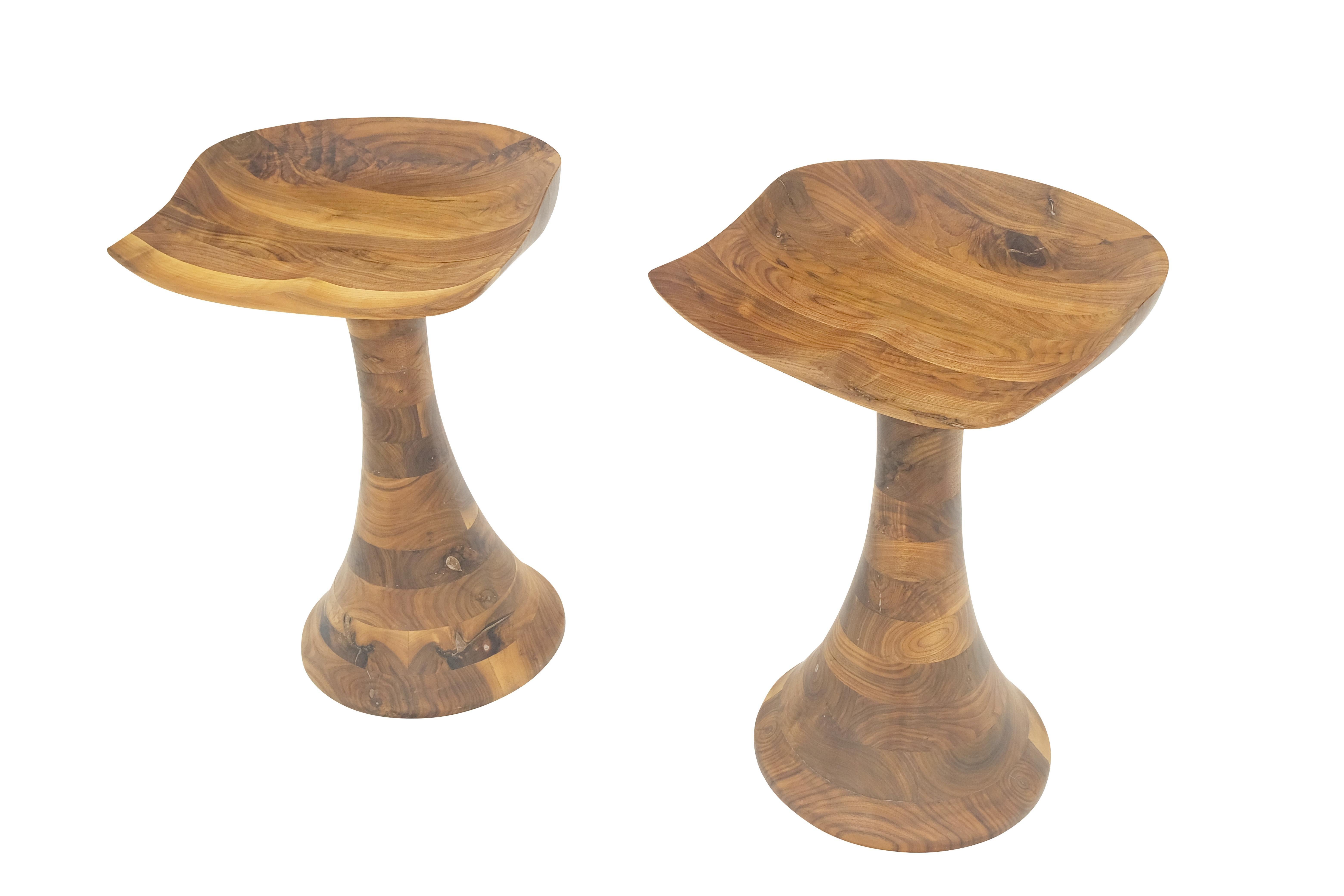 Gedrechselte Gestelle Geschnitzter Sitz Massiv geölter Nussbaum Barhocker  MINT! (Moderne der Mitte des Jahrhunderts) im Angebot