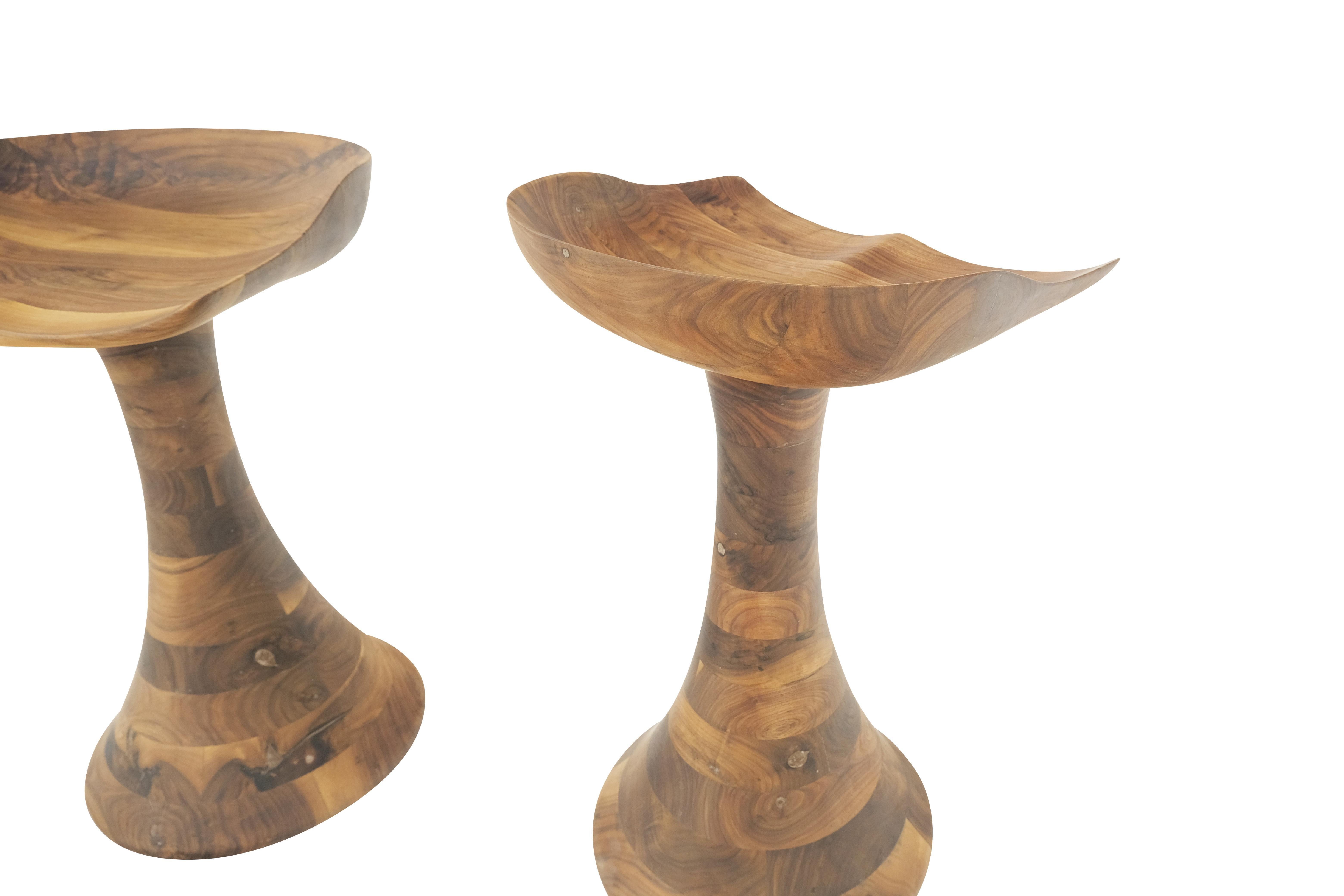 Gedrechselte Gestelle Geschnitzter Sitz Massiv geölter Nussbaum Barhocker  MINT! im Angebot 1