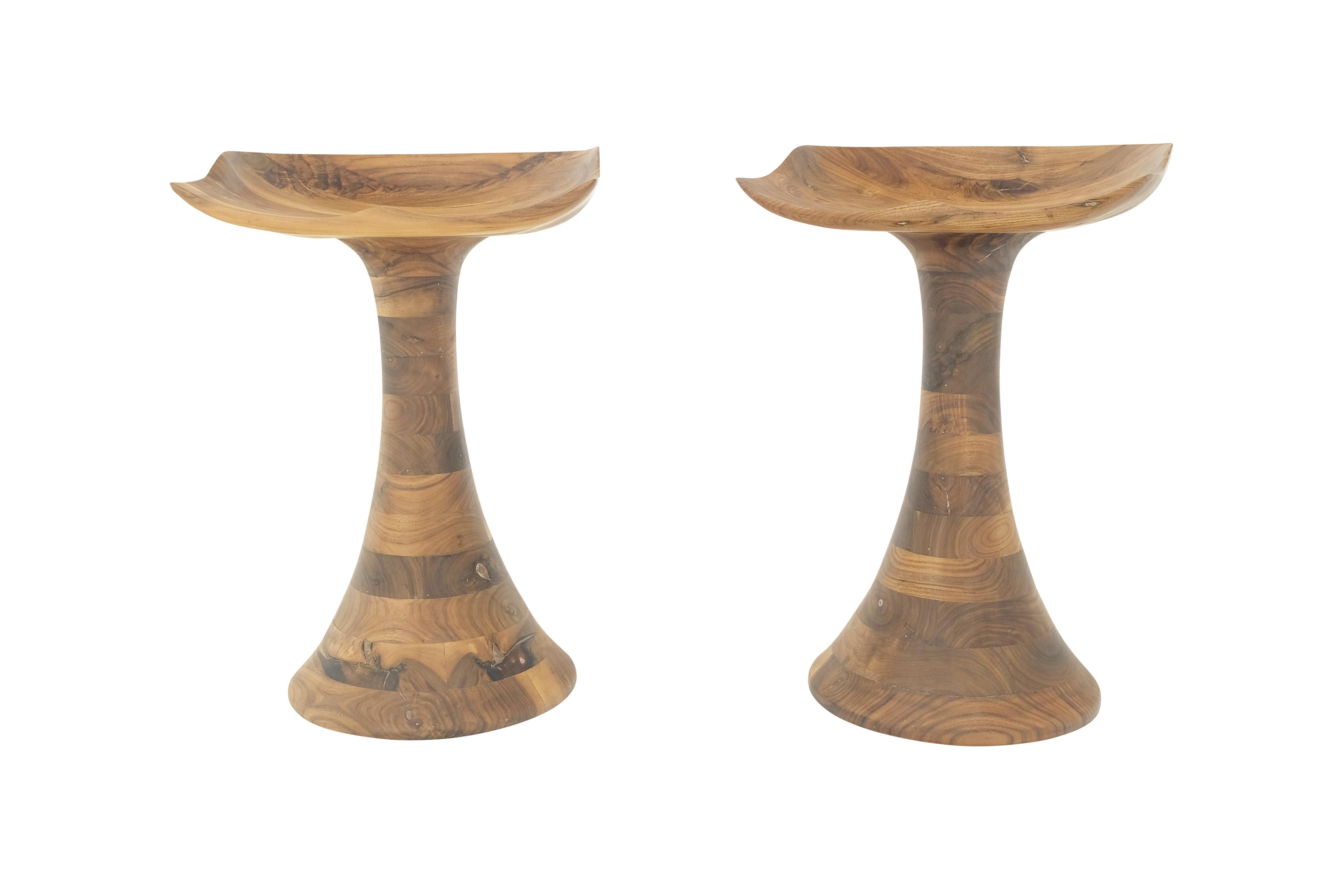 Gedrechselte Gestelle Geschnitzter Sitz Massiv geölter Nussbaum Barhocker  MINT! im Angebot 2