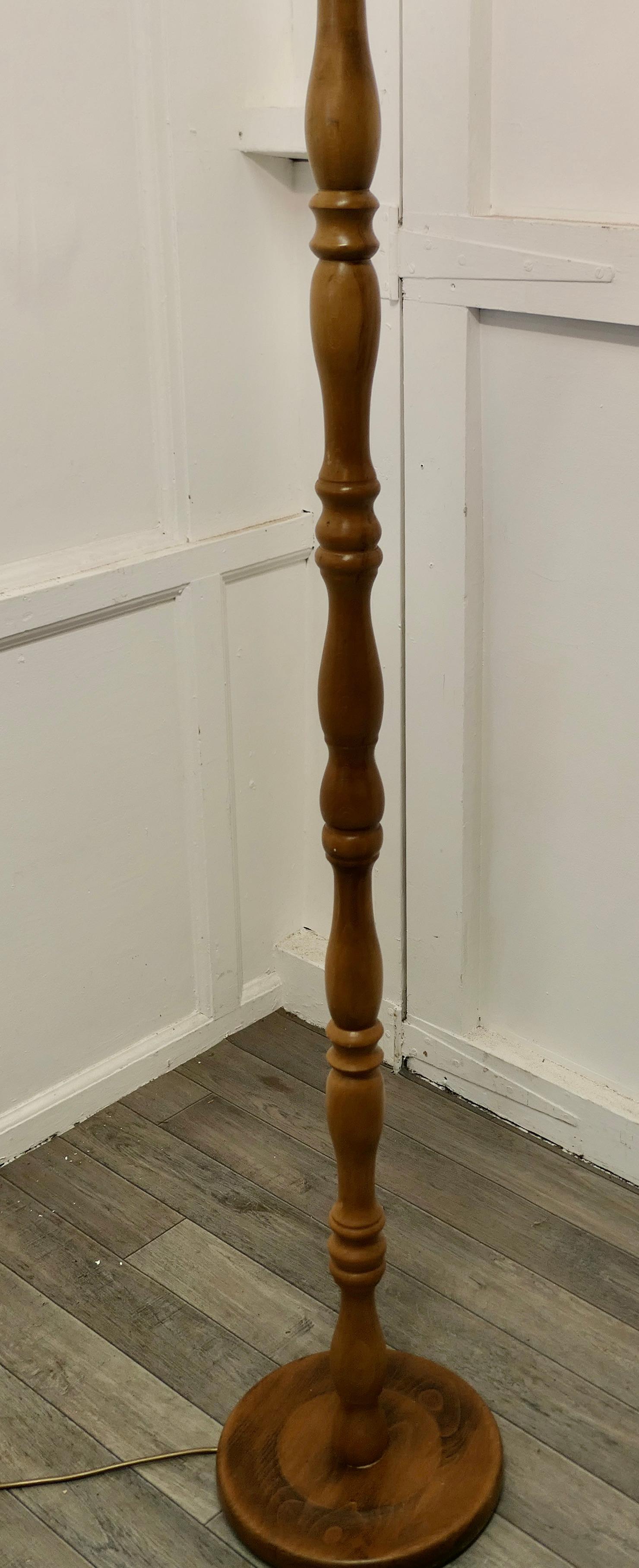 Turned Beech Floor Standing Lamp a Skilfully Turned Piece In Good Condition For Sale In Chillerton, Isle of Wight
