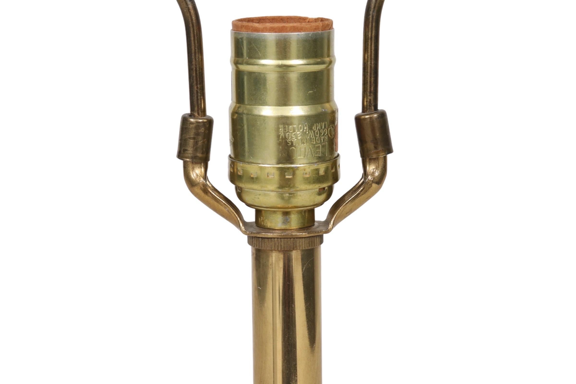 Tischlampe aus gedrechseltem Messing von Stiffel (20. Jahrhundert) im Angebot