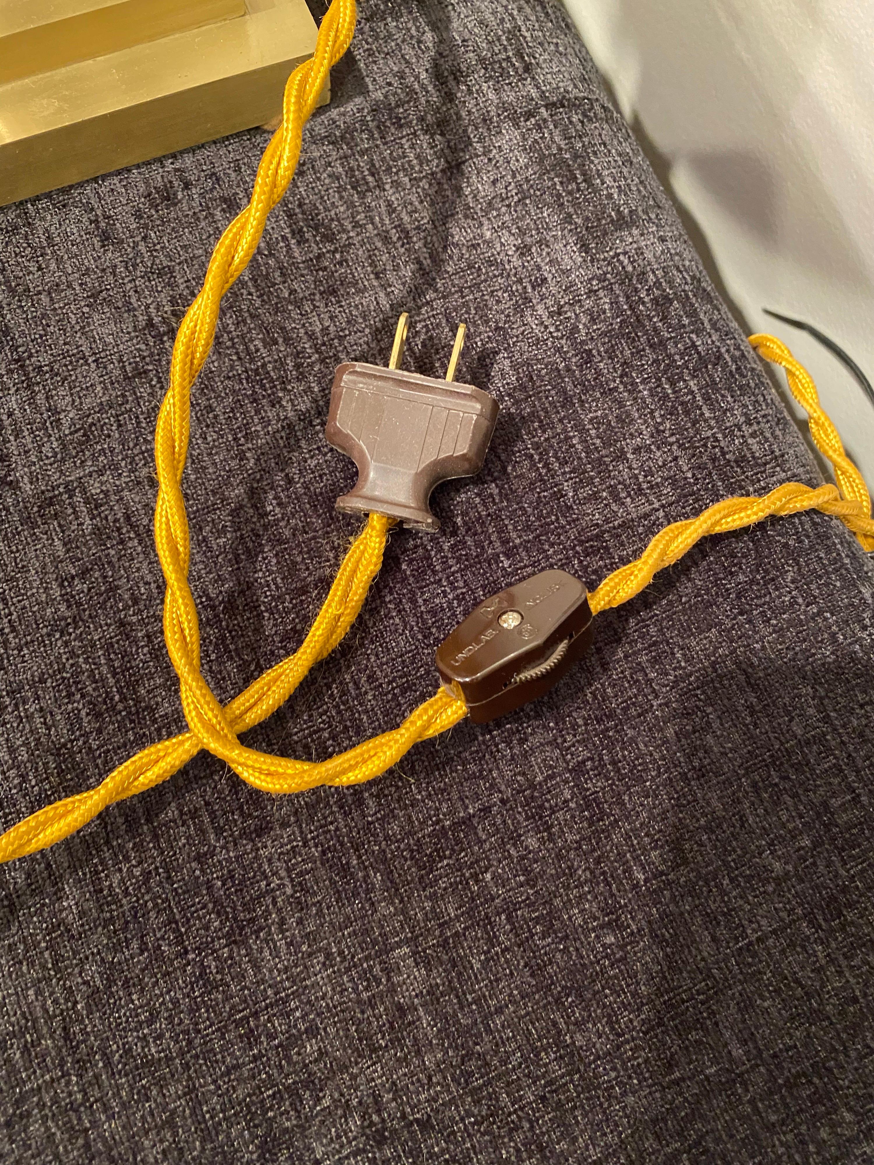 Tischlampe aus gedrechseltem Messing mit Messingschirm (20. Jahrhundert)