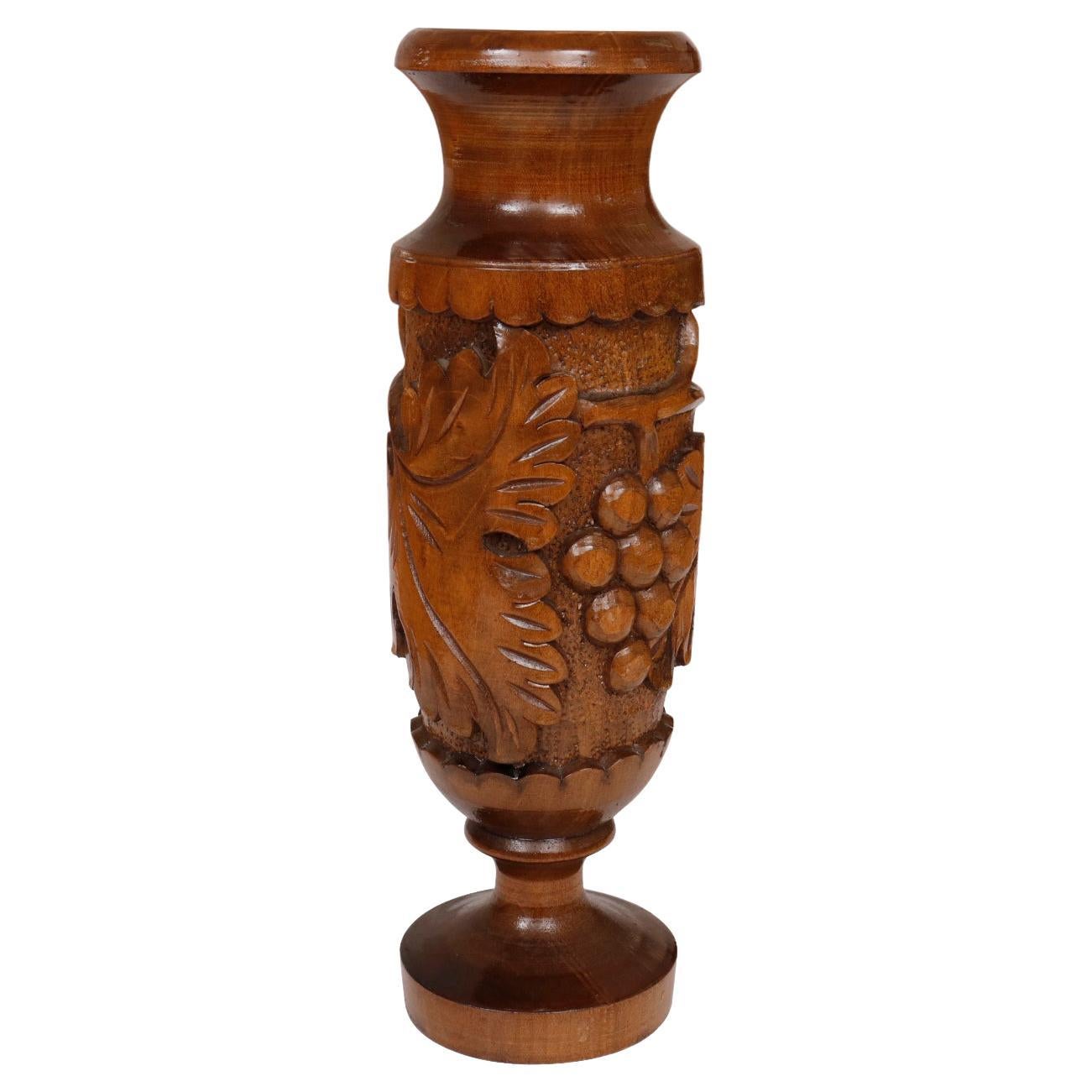 Vase en bois tourné et sculpté