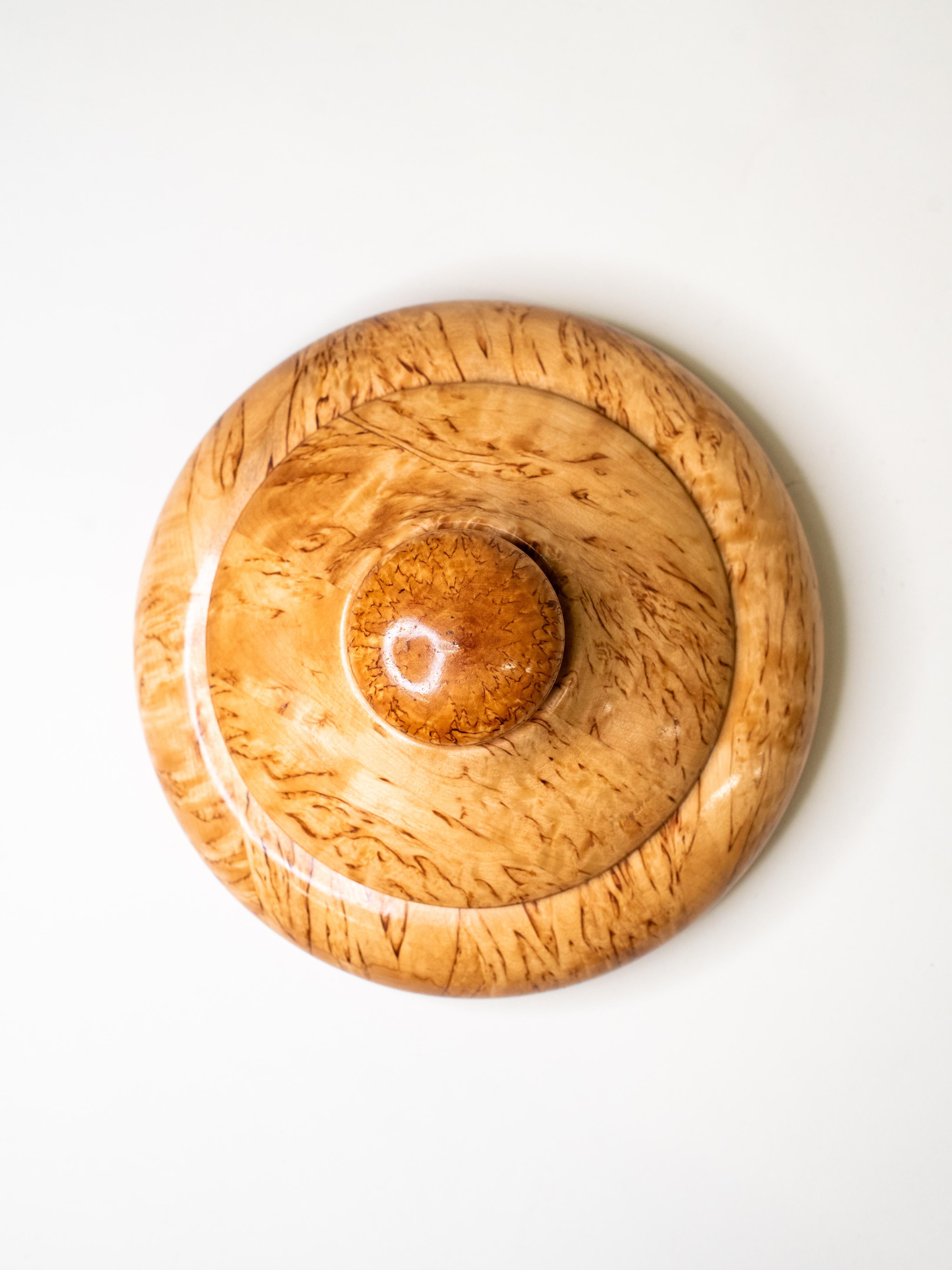 Turned Curly Birch Lidded Bowl, Finland, 1970s In Good Condition For Sale In Karis, Nyland