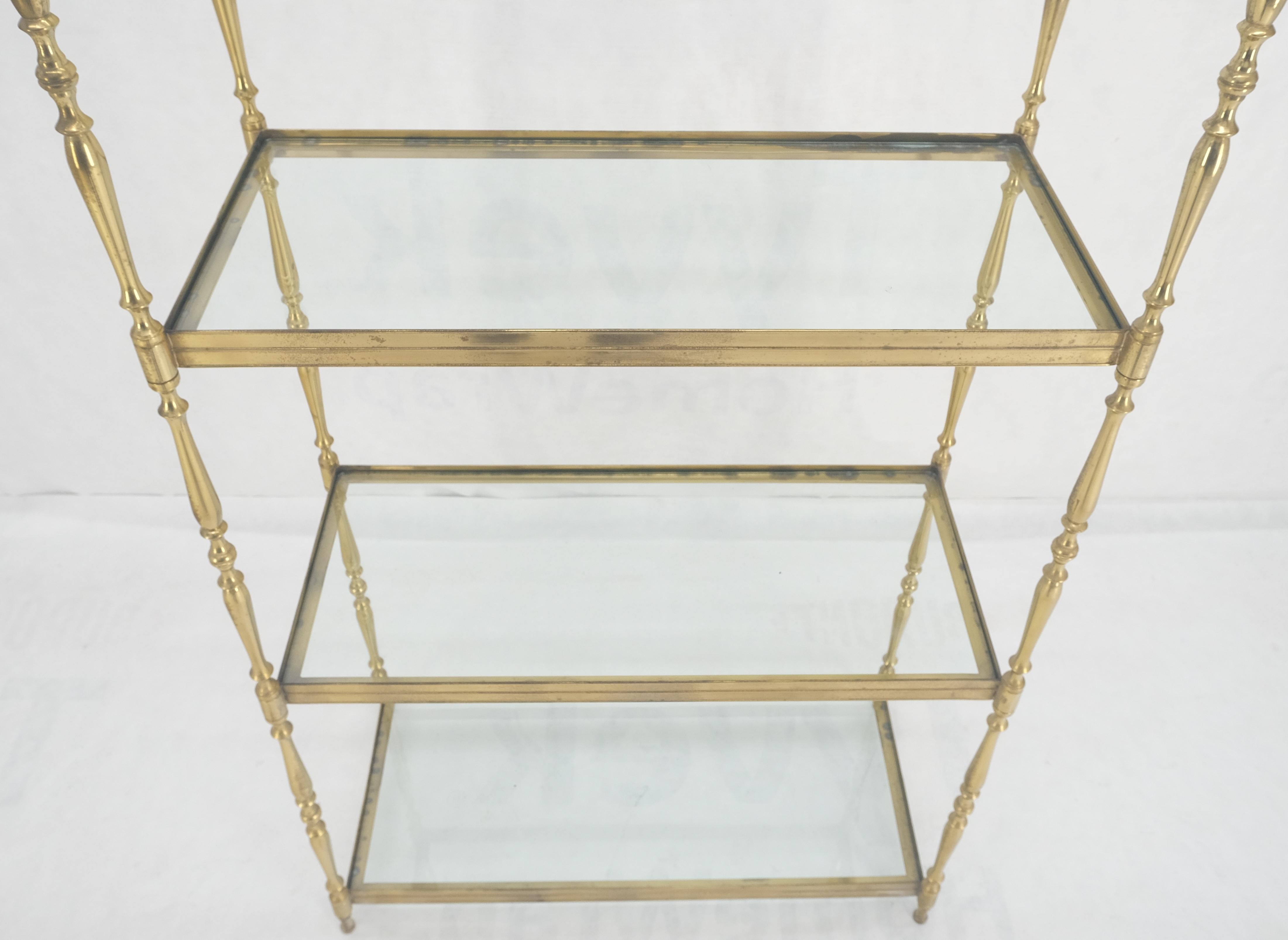 Estantería decorativa italiana de latón macizo torneado y cristal con remates de bola en venta 3