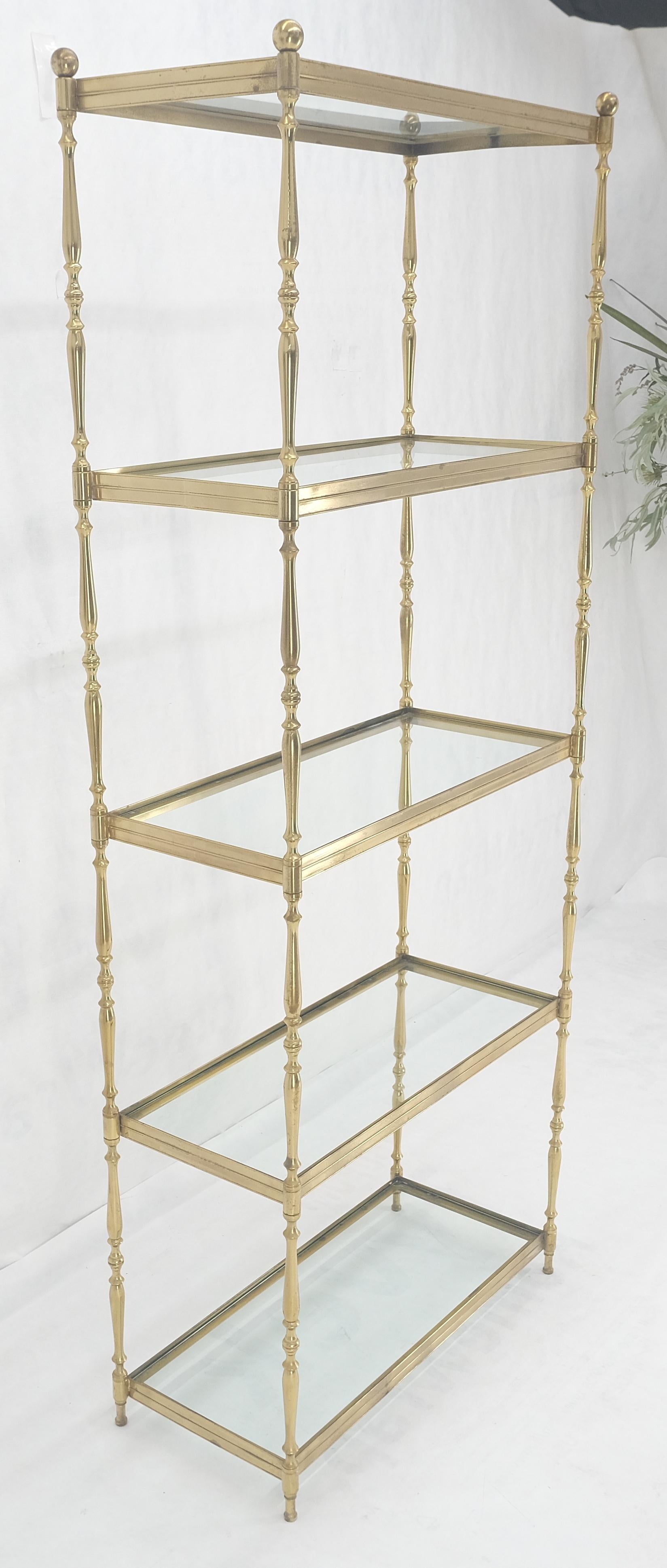 Estantería decorativa italiana de latón macizo torneado y cristal con remates de bola Moderno de mediados de siglo en venta