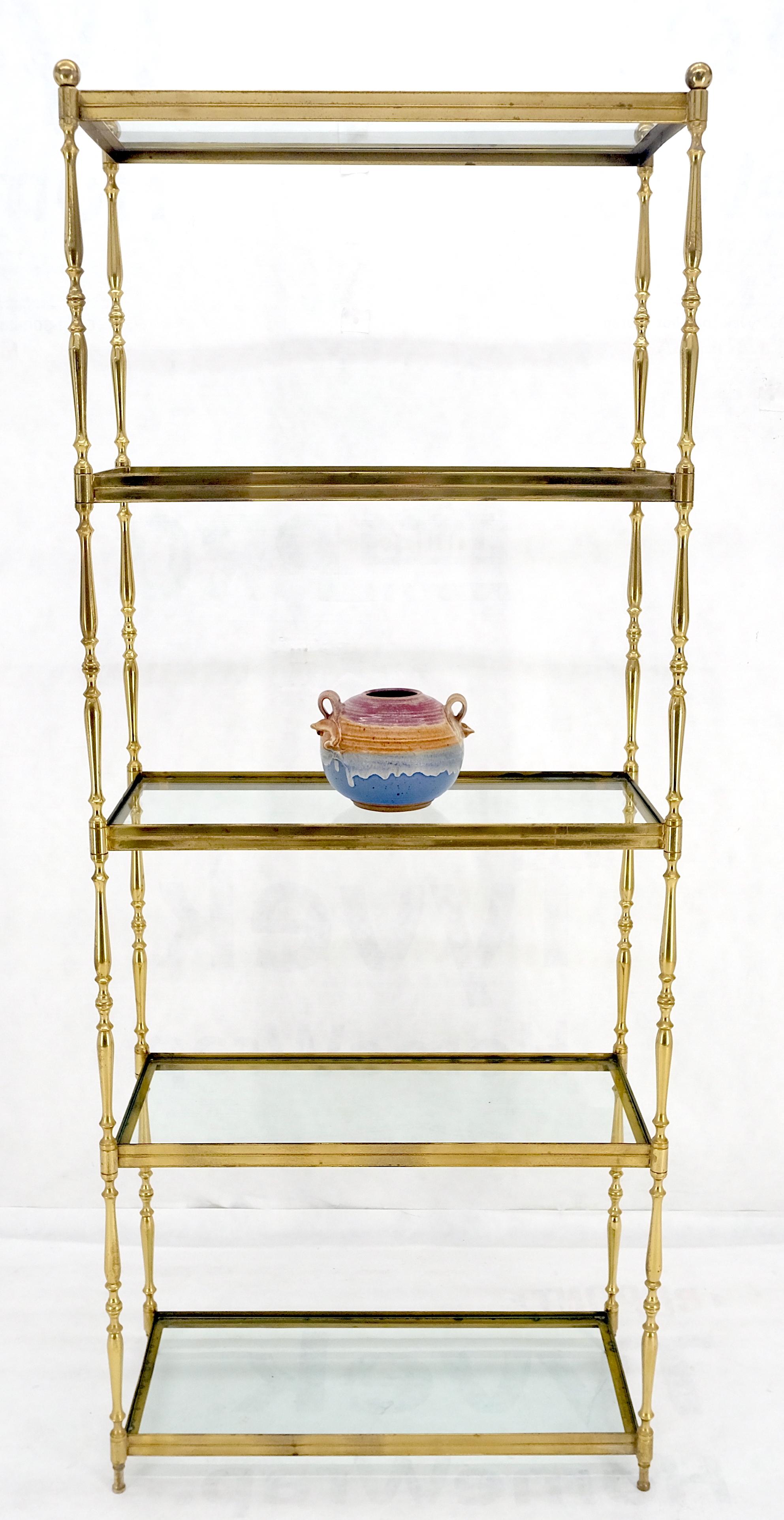 Estantería decorativa italiana de latón macizo torneado y cristal con remates de bola Italiano en venta