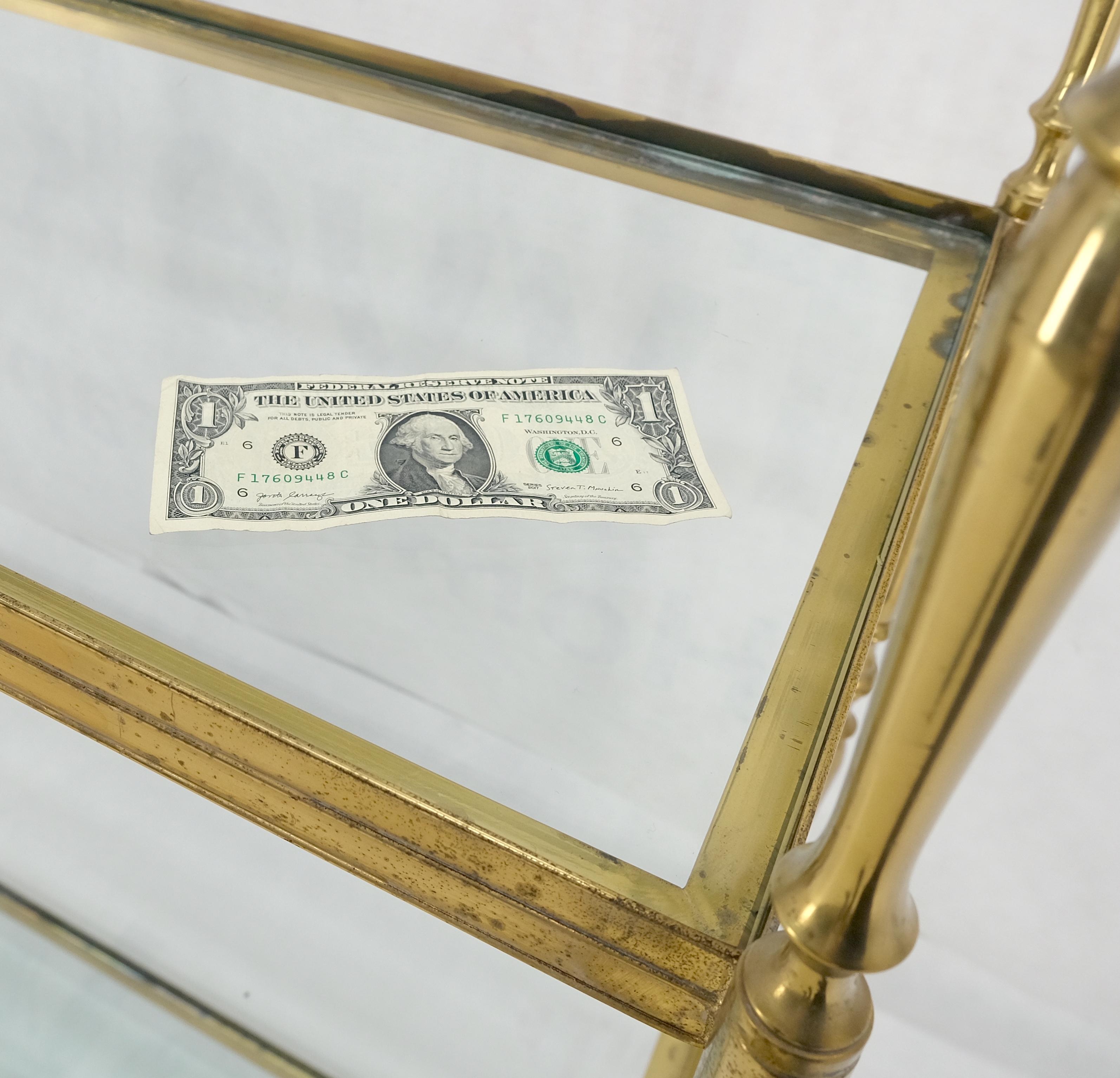 Estantería decorativa italiana de latón macizo torneado y cristal con remates de bola siglo XX en venta