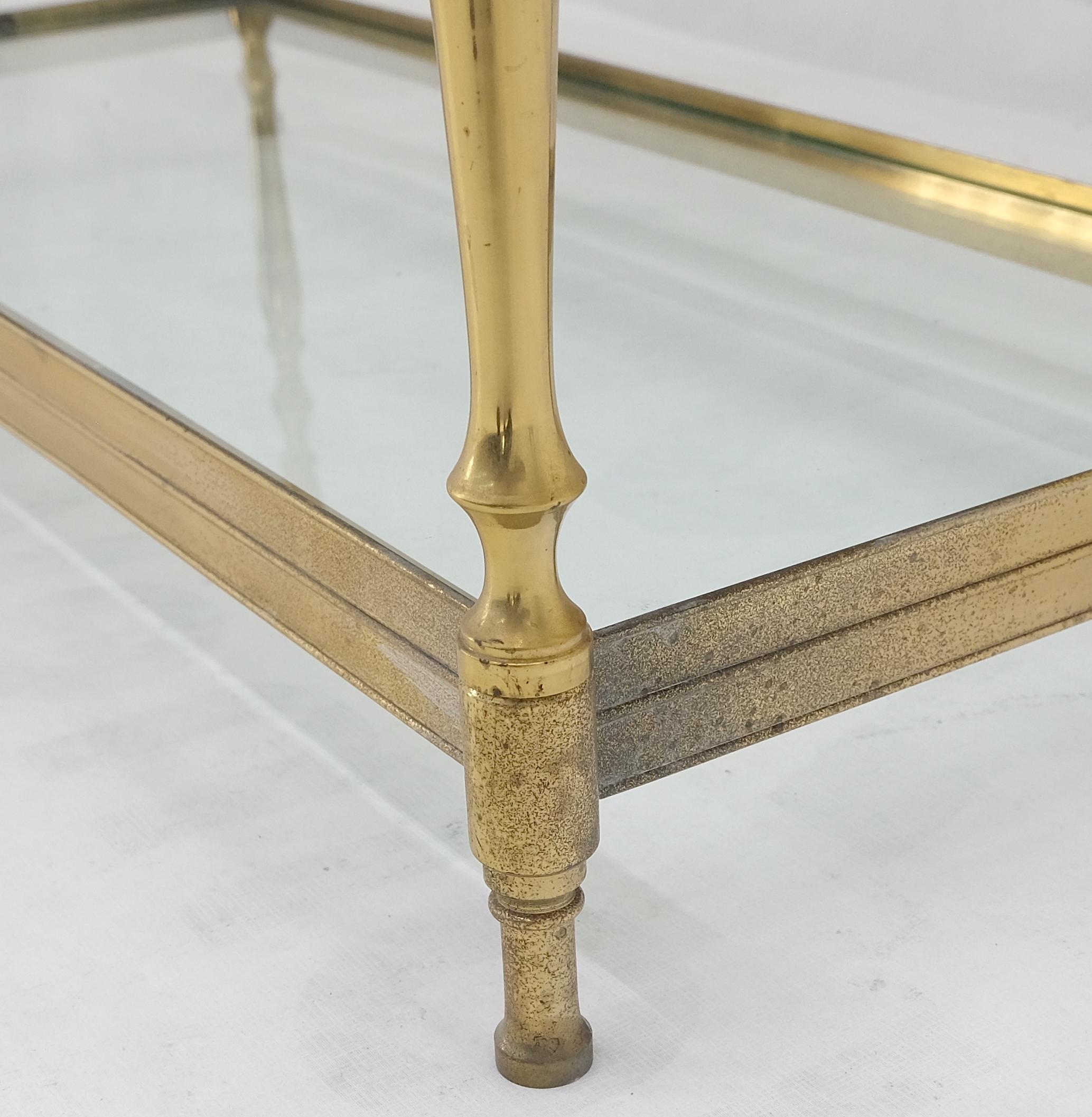 Estantería decorativa italiana de latón macizo torneado y cristal con remates de bola Latón en venta