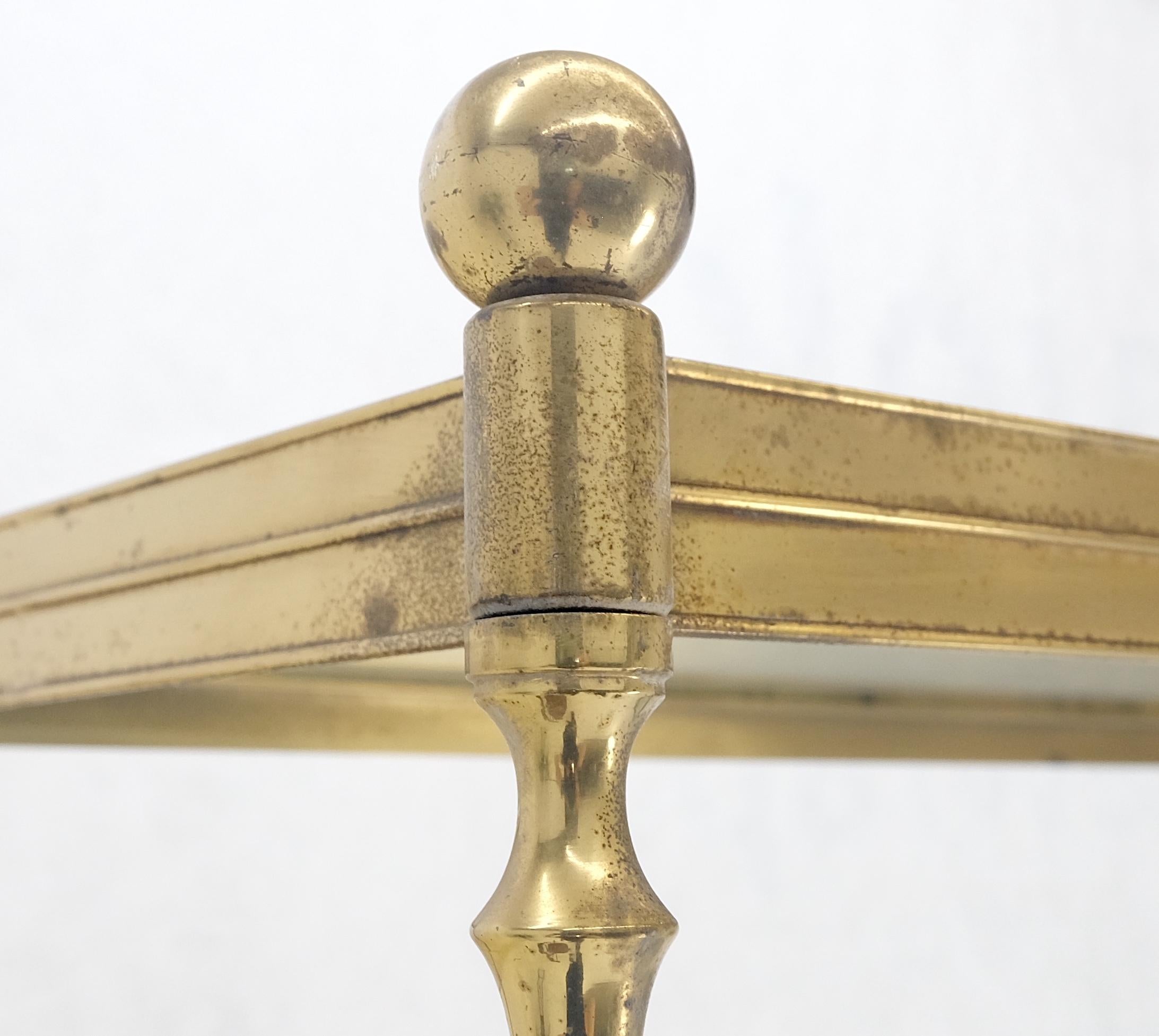 Estantería decorativa italiana de latón macizo torneado y cristal con remates de bola en venta 1