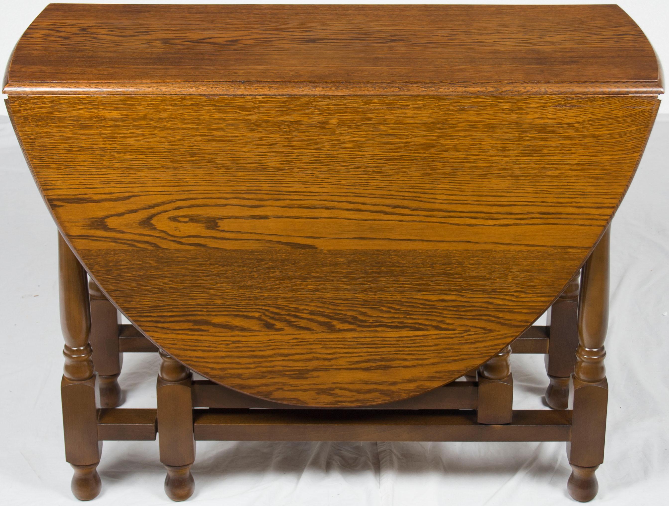 Mid-20th Century Turned Leg English Oak Gate Leg Drop-Leaf Side Table For Sale