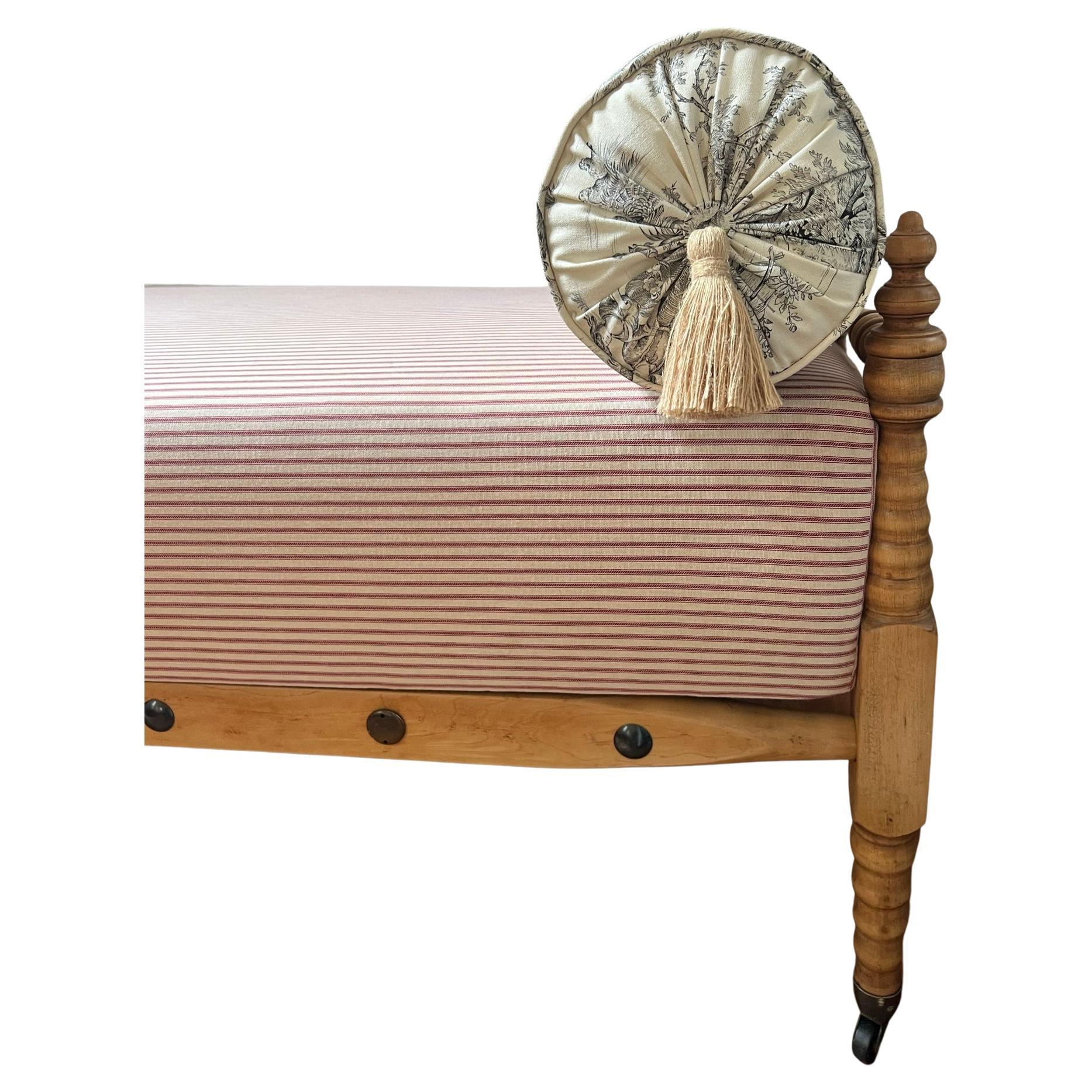 Ce lit de jour sur roulettes est entièrement restauré et retapissé. Cadre en bois nouvellement remis à neuf et nouveau revêtement à rayures en coutil avec assise à ressorts.