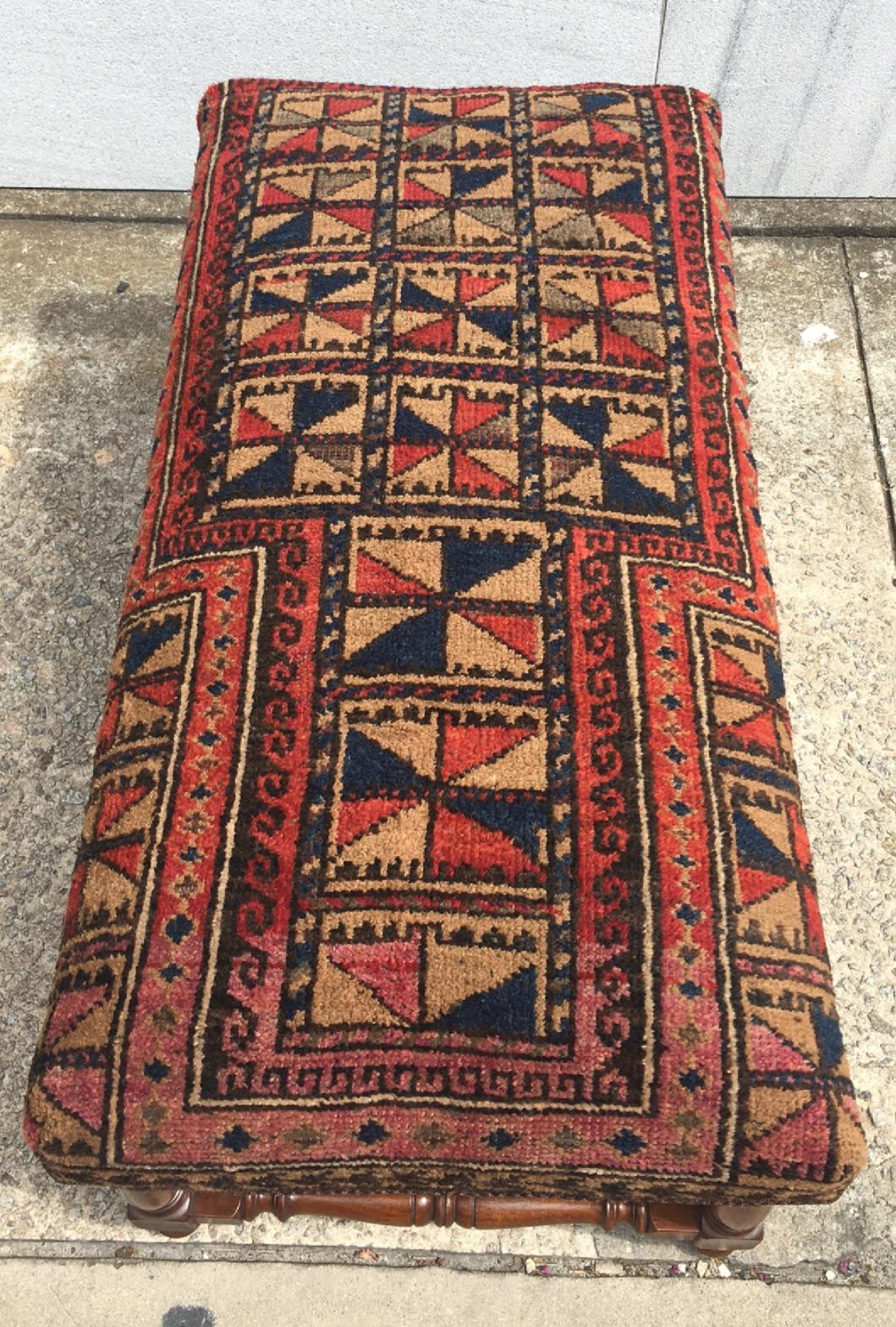 Panchina in legno con gambe tornite ricoperta da un antico tappeto orientale da preghiera del Belochistan in vendita 3
