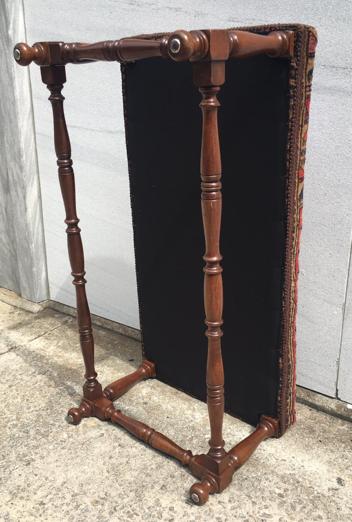 Panchina in legno con gambe tornite ricoperta da un antico tappeto orientale da preghiera del Belochistan in vendita 5