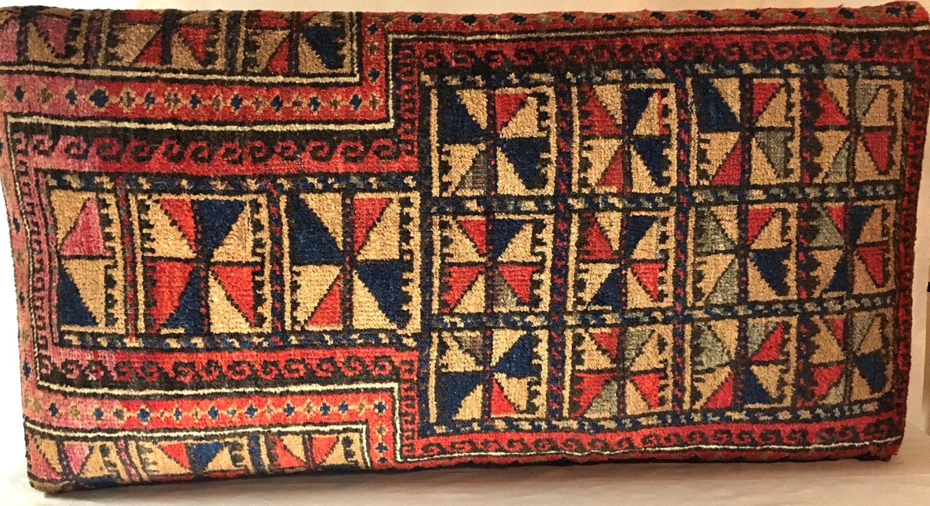 Coloniale britannico Panchina in legno con gambe tornite ricoperta da un antico tappeto orientale da preghiera del Belochistan in vendita