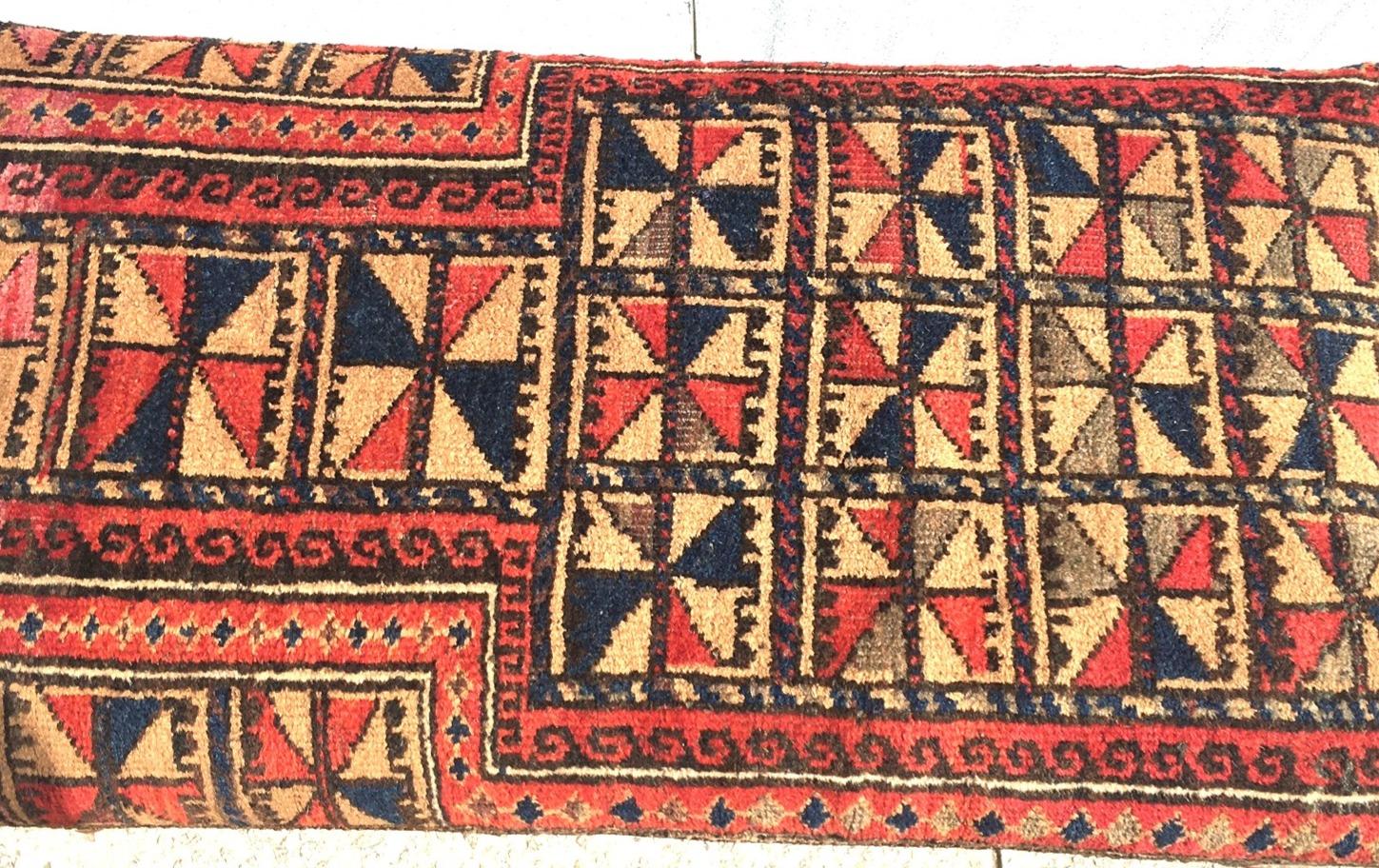 Pakistano Panchina in legno con gambe tornite ricoperta da un antico tappeto orientale da preghiera del Belochistan in vendita