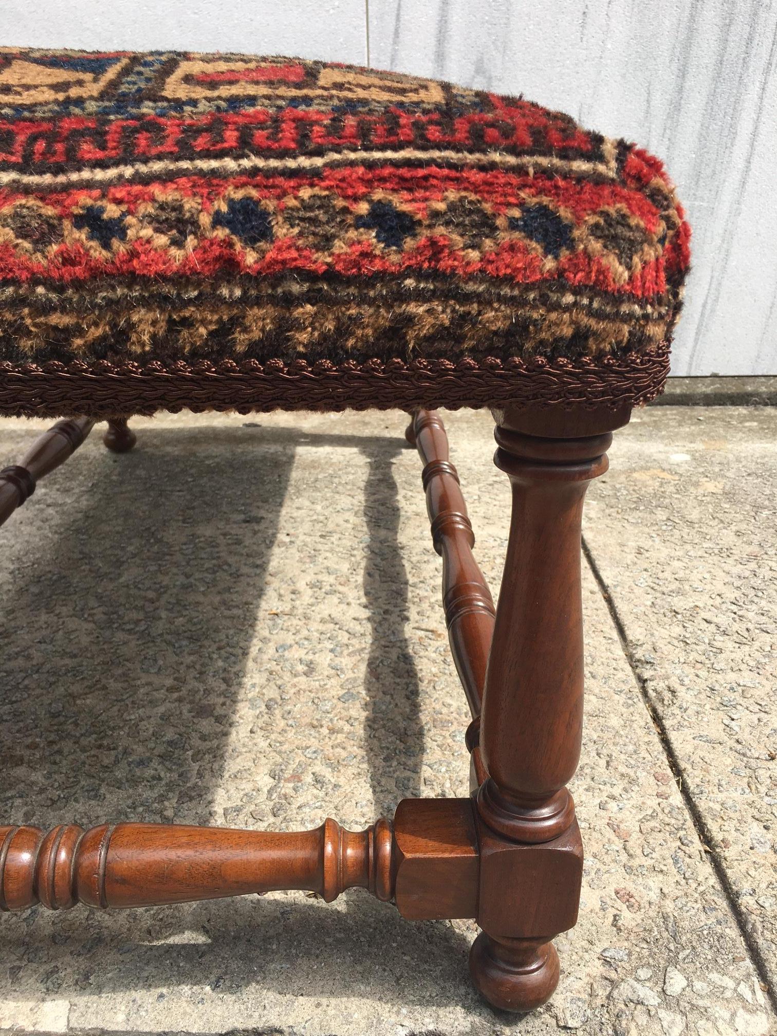 Panchina in legno con gambe tornite ricoperta da un antico tappeto orientale da preghiera del Belochistan In condizioni buone in vendita a Savannah, GA