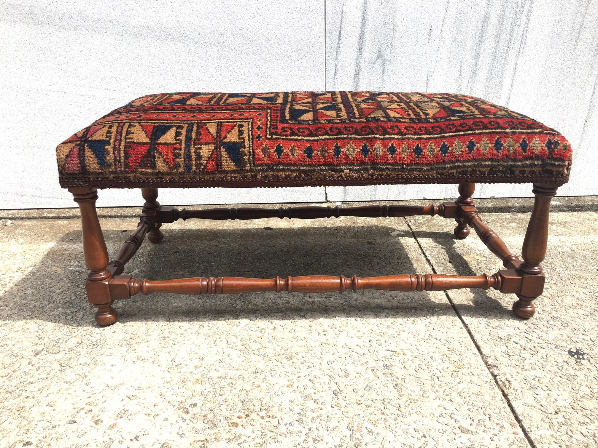 Inizio XX secolo Panchina in legno con gambe tornite ricoperta da un antico tappeto orientale da preghiera del Belochistan in vendita