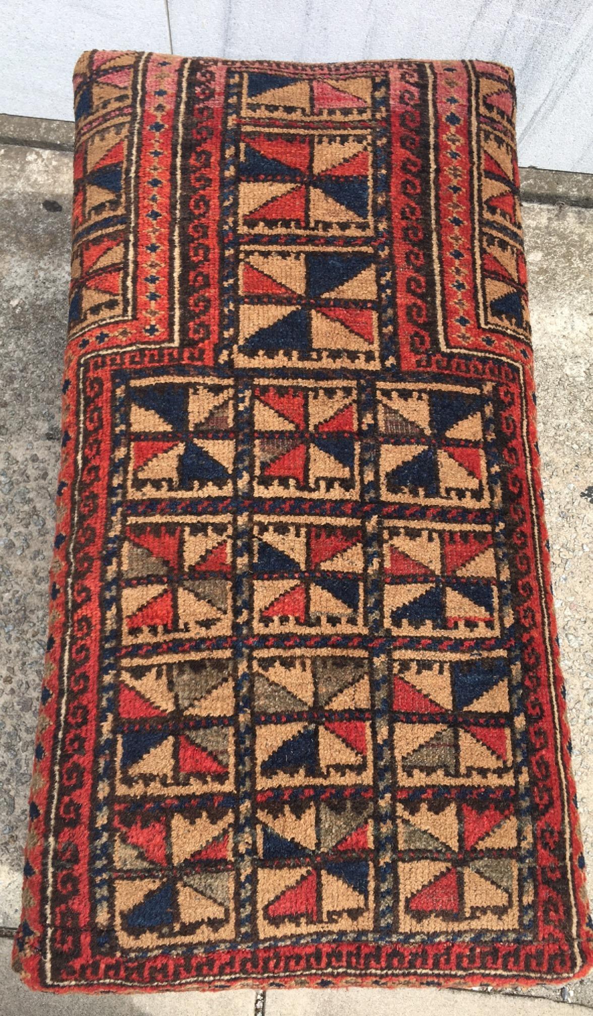 Tessuto Panchina in legno con gambe tornite ricoperta da un antico tappeto orientale da preghiera del Belochistan in vendita