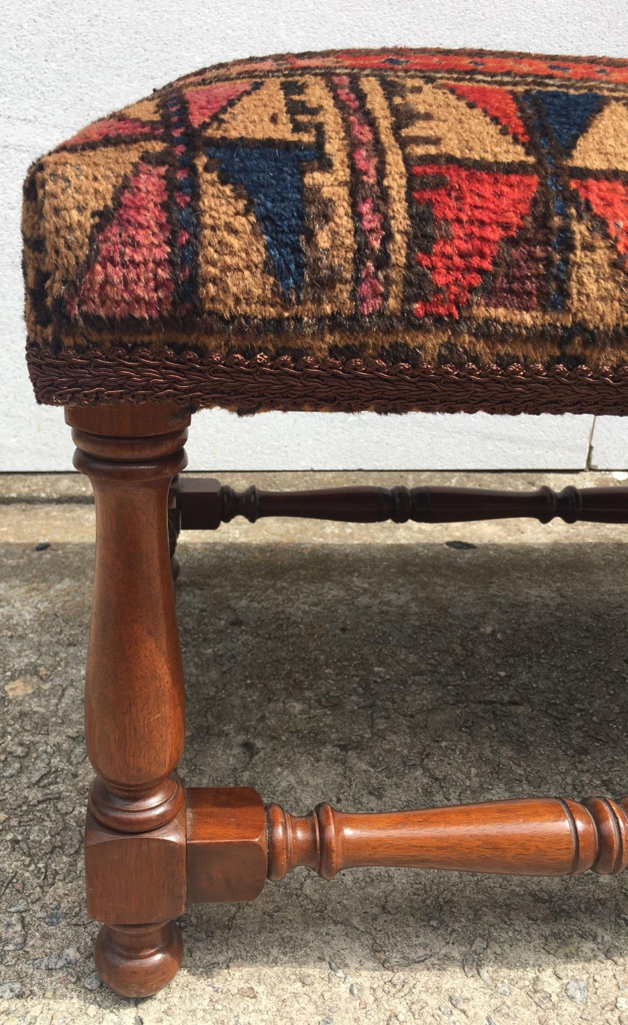 Panchina in legno con gambe tornite ricoperta da un antico tappeto orientale da preghiera del Belochistan in vendita 2