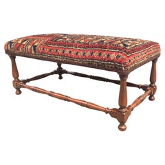 Panchina in legno con gambe tornite ricoperta da un antico tappeto orientale da preghiera del Belochistan