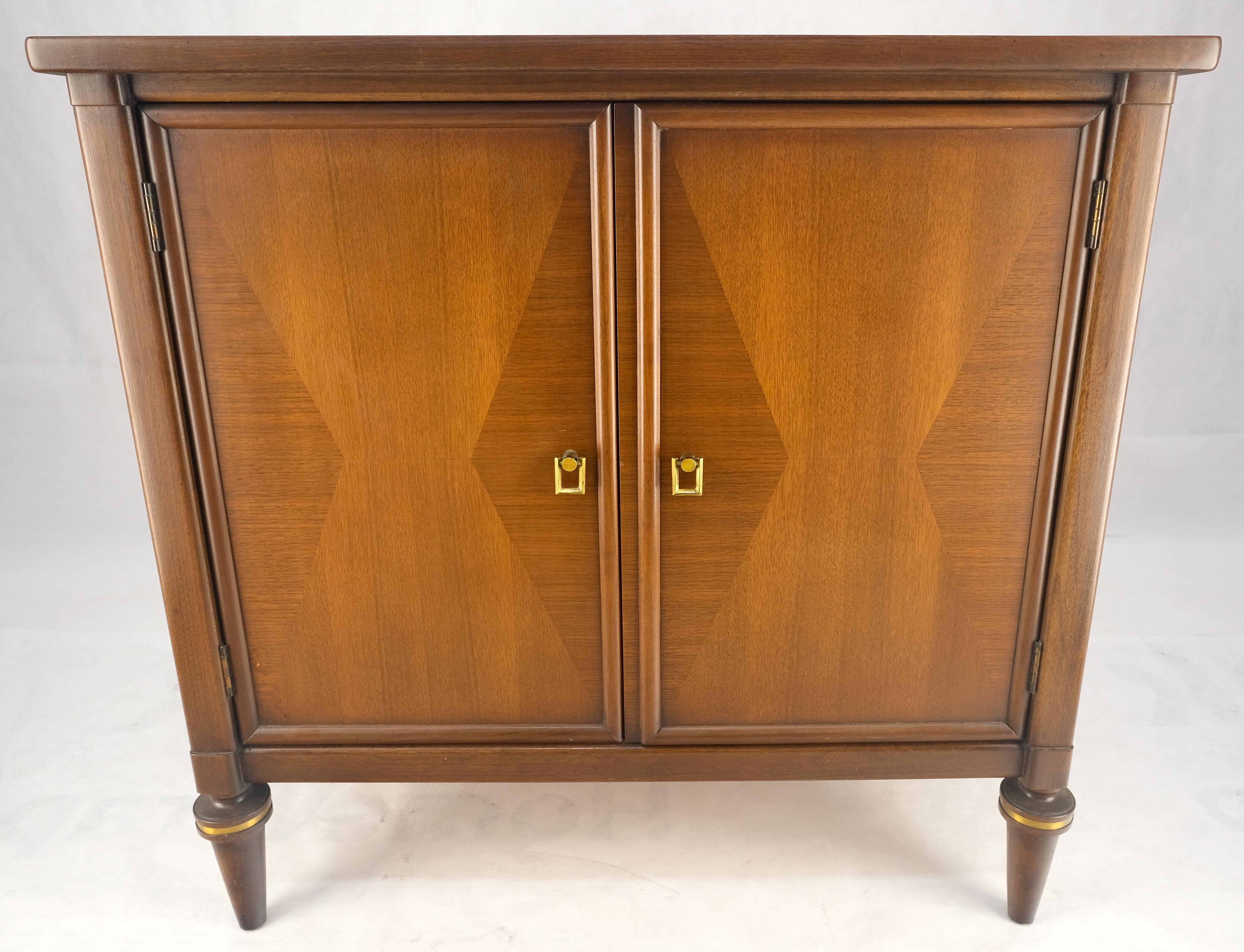 Gambe tornite Due ante Cassetti montati Diamante intarsiato Ferramenta d'ottone Scrigno da scapolo in vendita 3