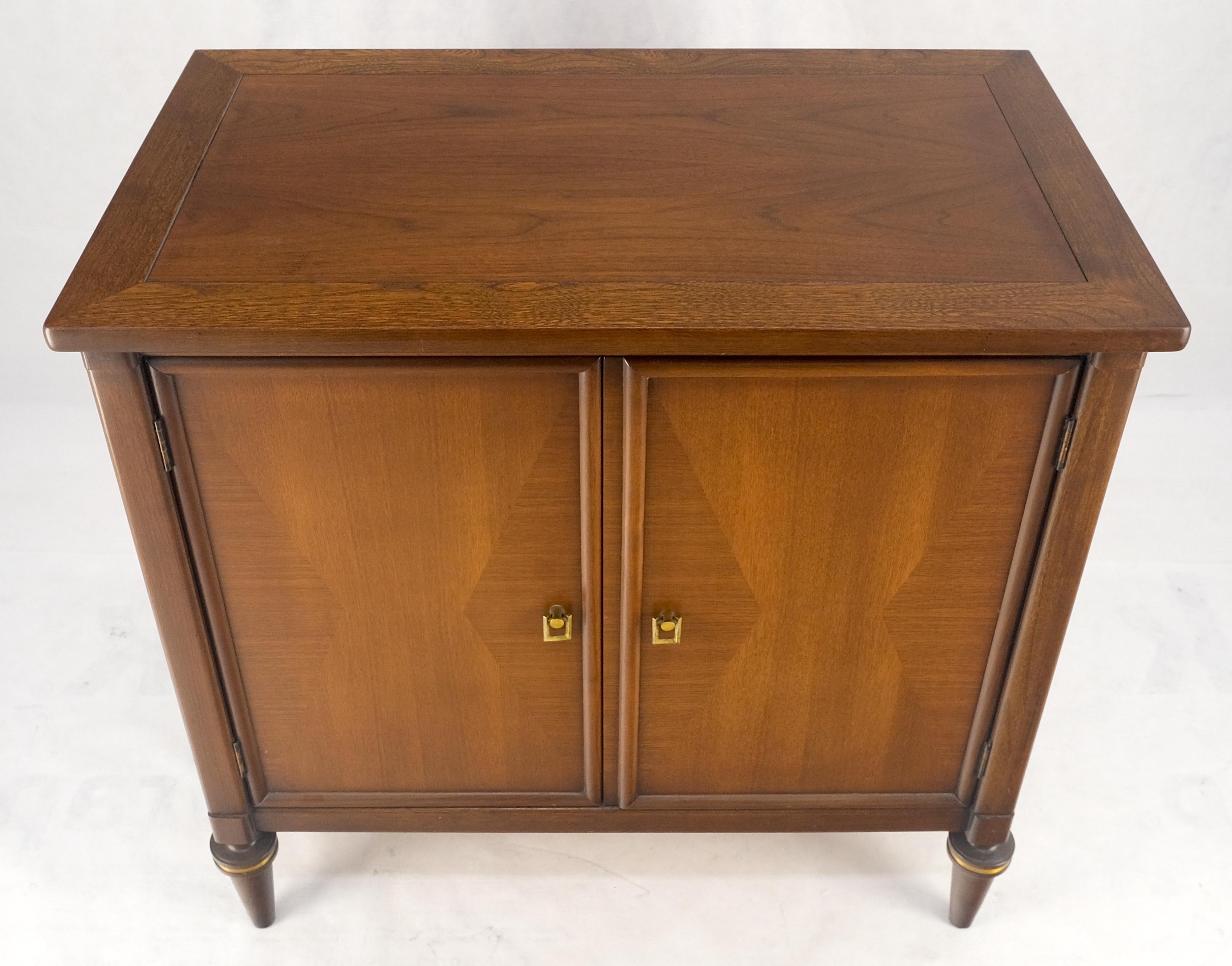 Mid-Century moderno Gambe tornite Due ante Cassetti montati Diamante intarsiato Ferramenta d'ottone Scrigno da scapolo in vendita