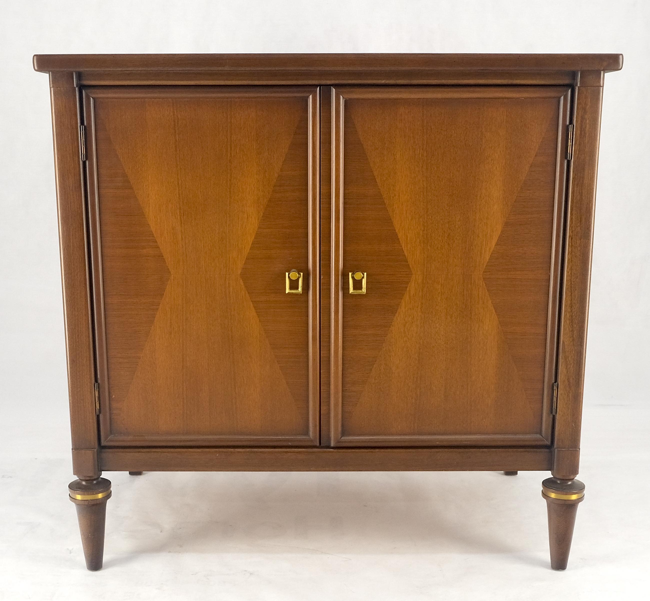 Americano Gambe tornite Due ante Cassetti montati Diamante intarsiato Ferramenta d'ottone Scrigno da scapolo in vendita