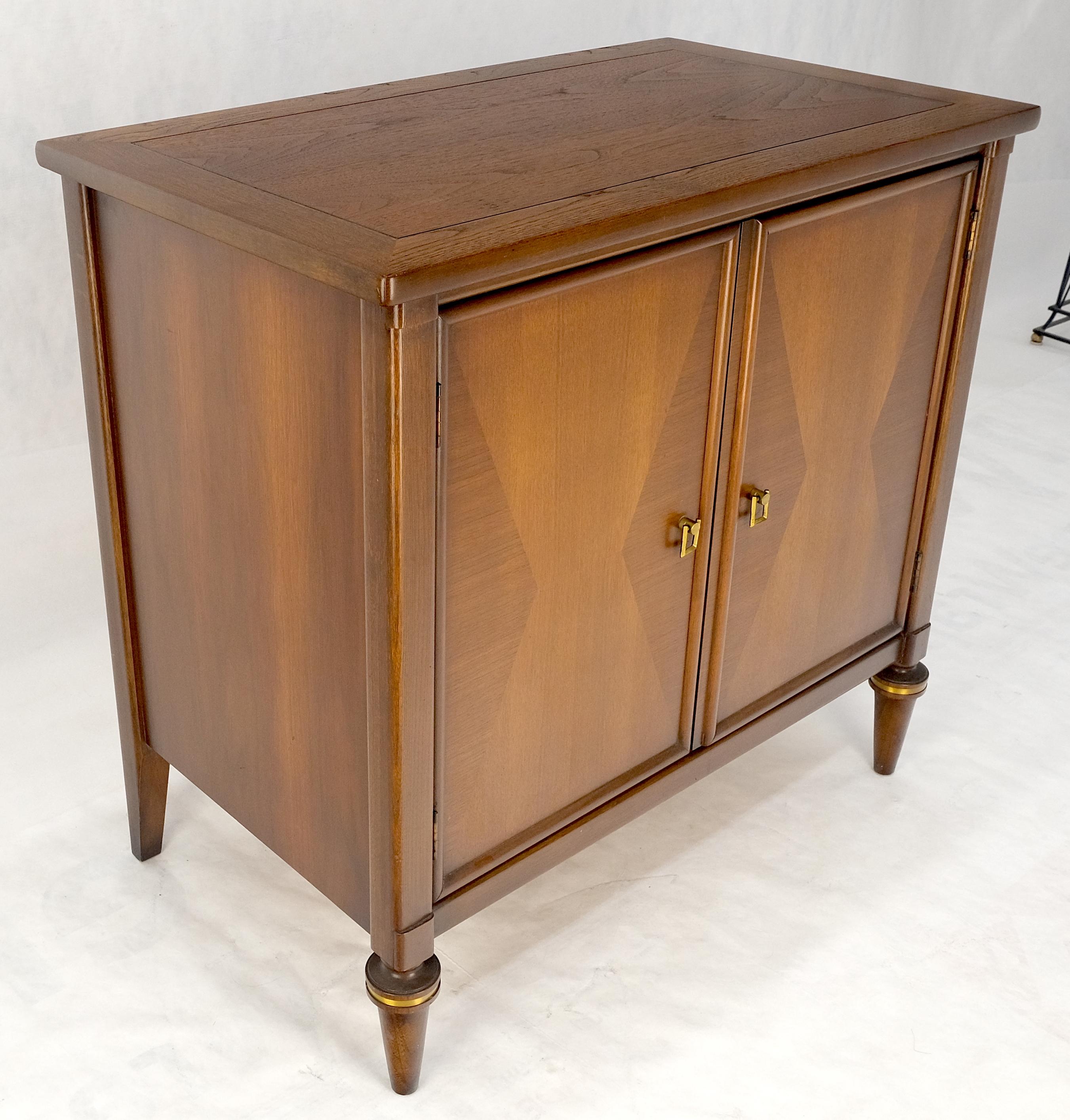 Ottone Gambe tornite Due ante Cassetti montati Diamante intarsiato Ferramenta d'ottone Scrigno da scapolo in vendita
