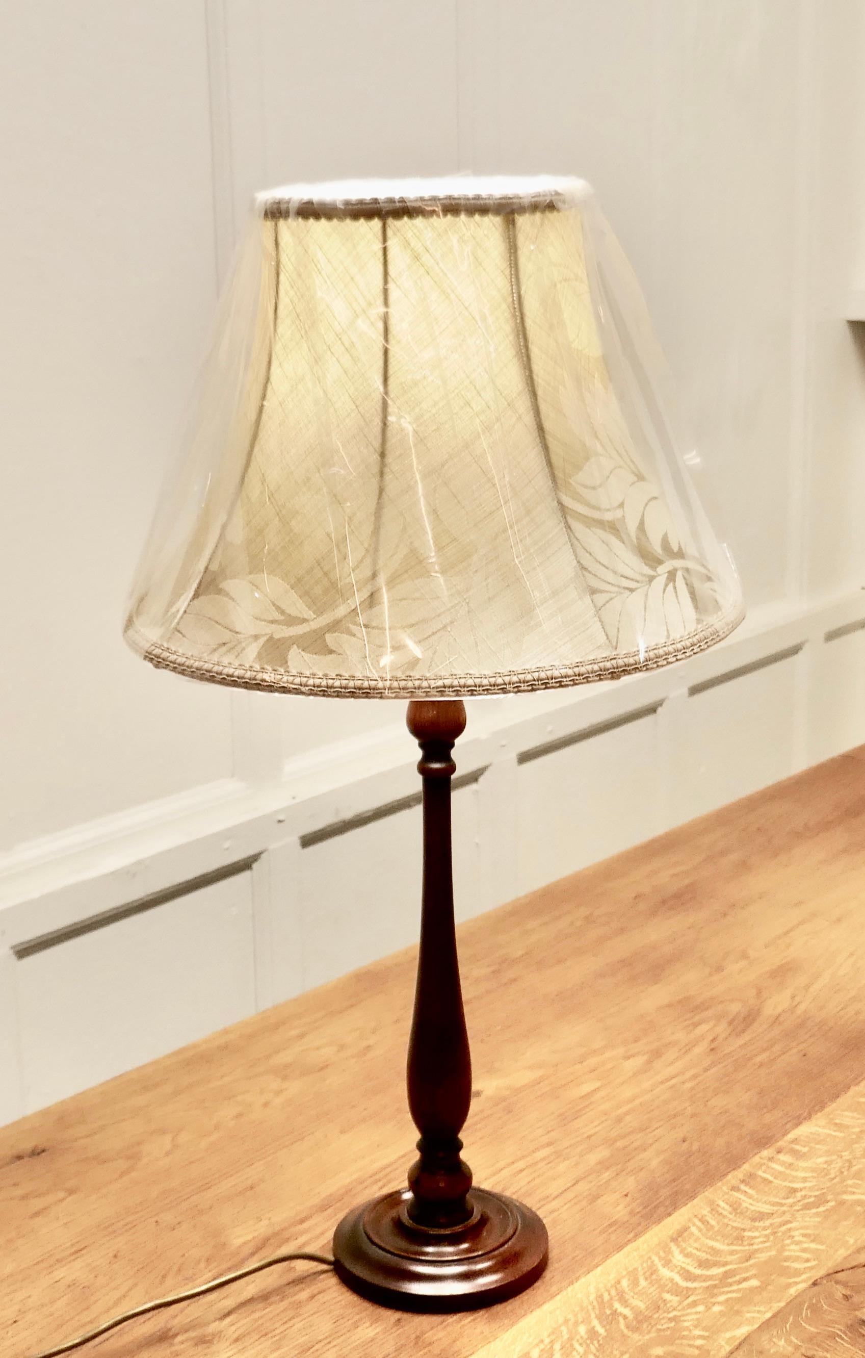 Turned Mahogany Table Lamp In Good Condition For Sale In Chillerton, Isle of Wight