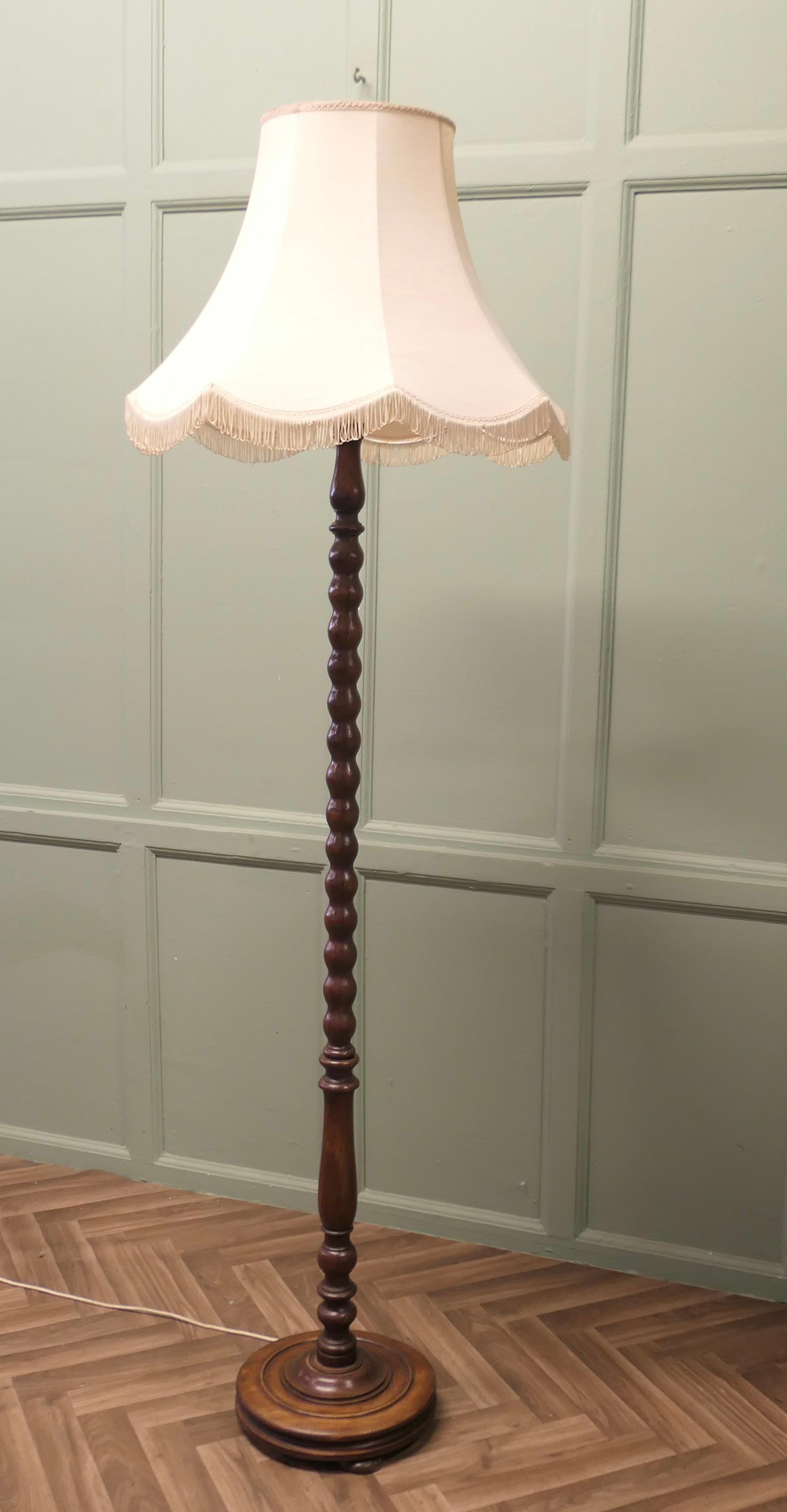 Turned Oak Floor Lamp, Standard Lamp In condizioni buone in vendita a Godshill, Isle of Wight