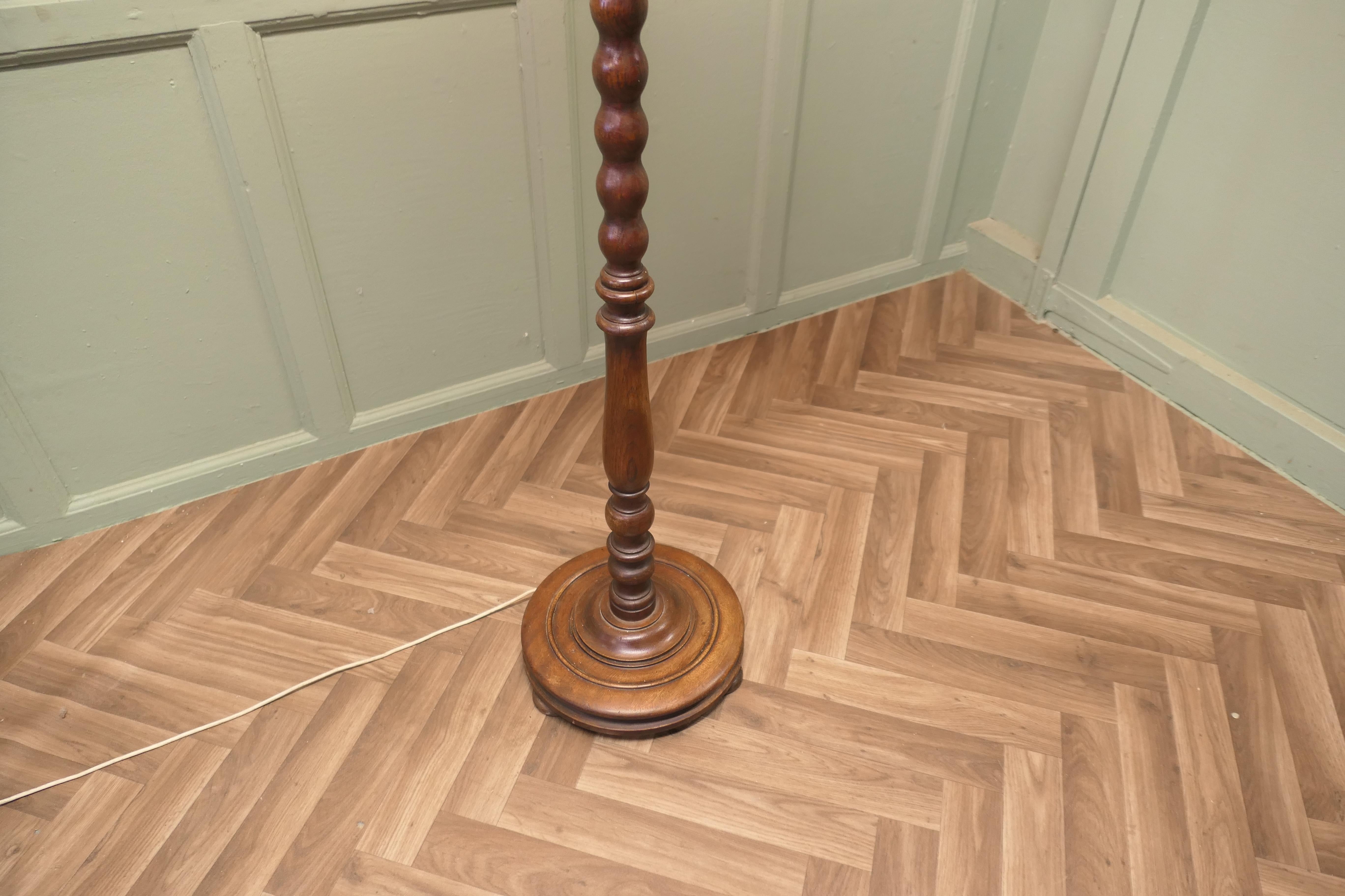 Quercia Turned Oak Floor Lamp, Standard Lamp in vendita