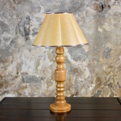 Turned oak lamp with scalloped lampshade, 1970s