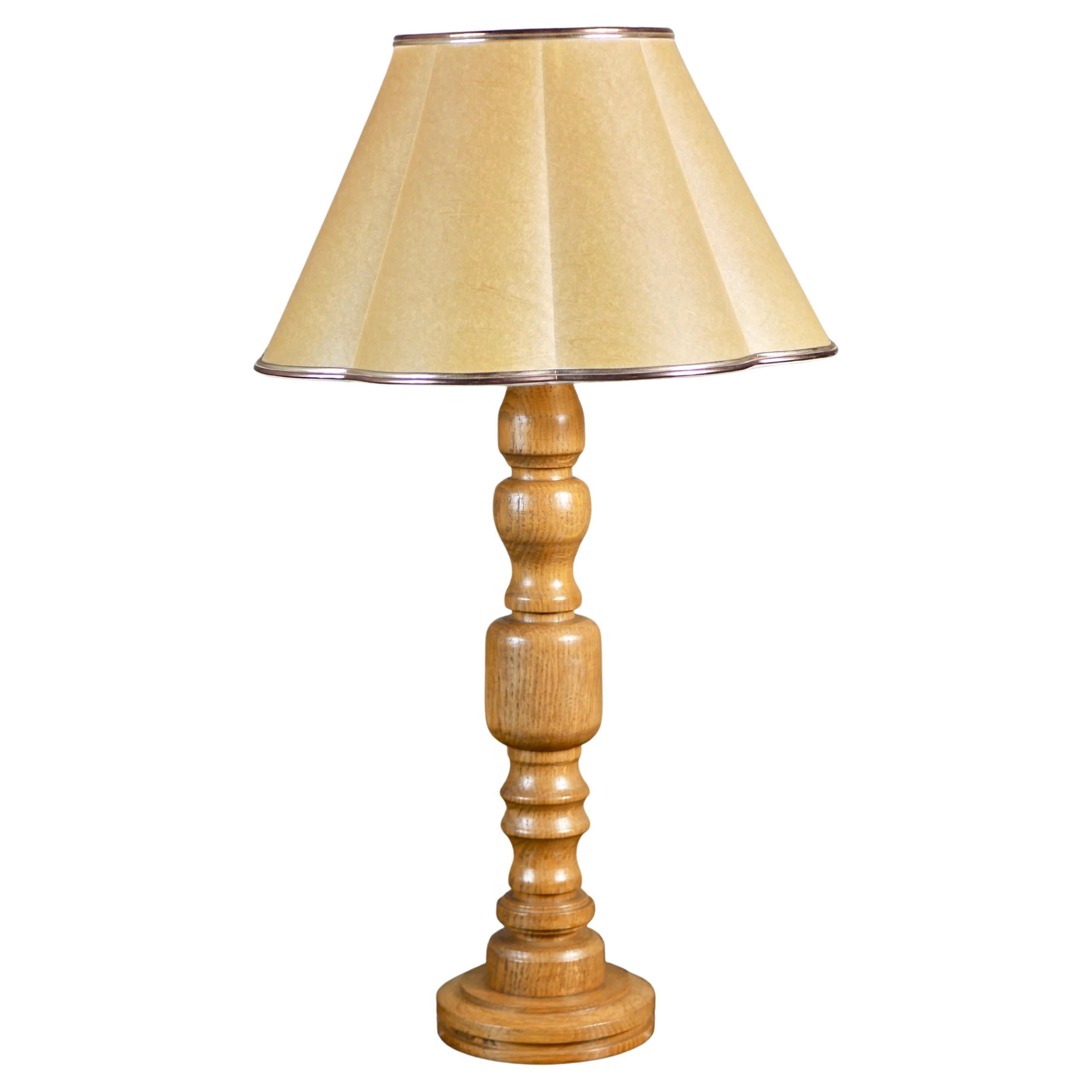 Turned oak lamp with scalloped lampshade, 1970s For Sale