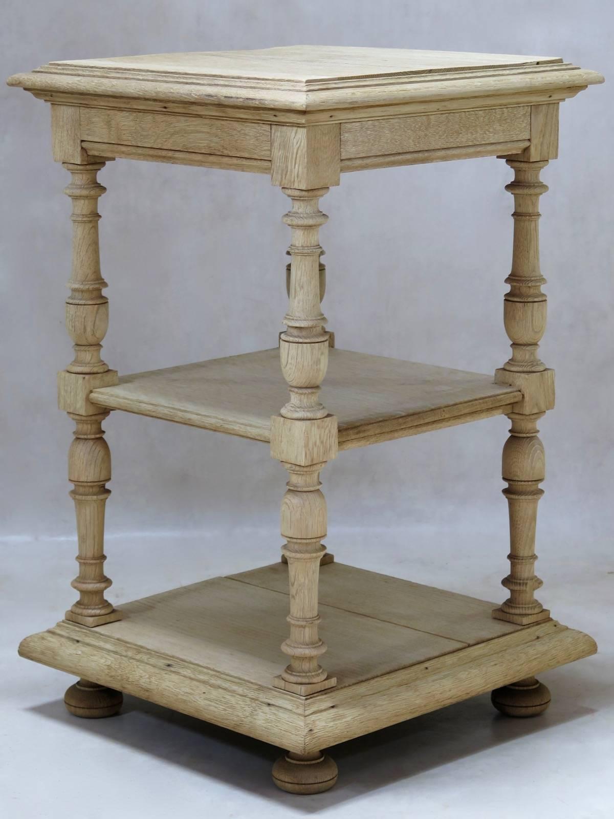 Elegant three-tiered brushed oak pedestal or side-table, with turned baluster uprights.