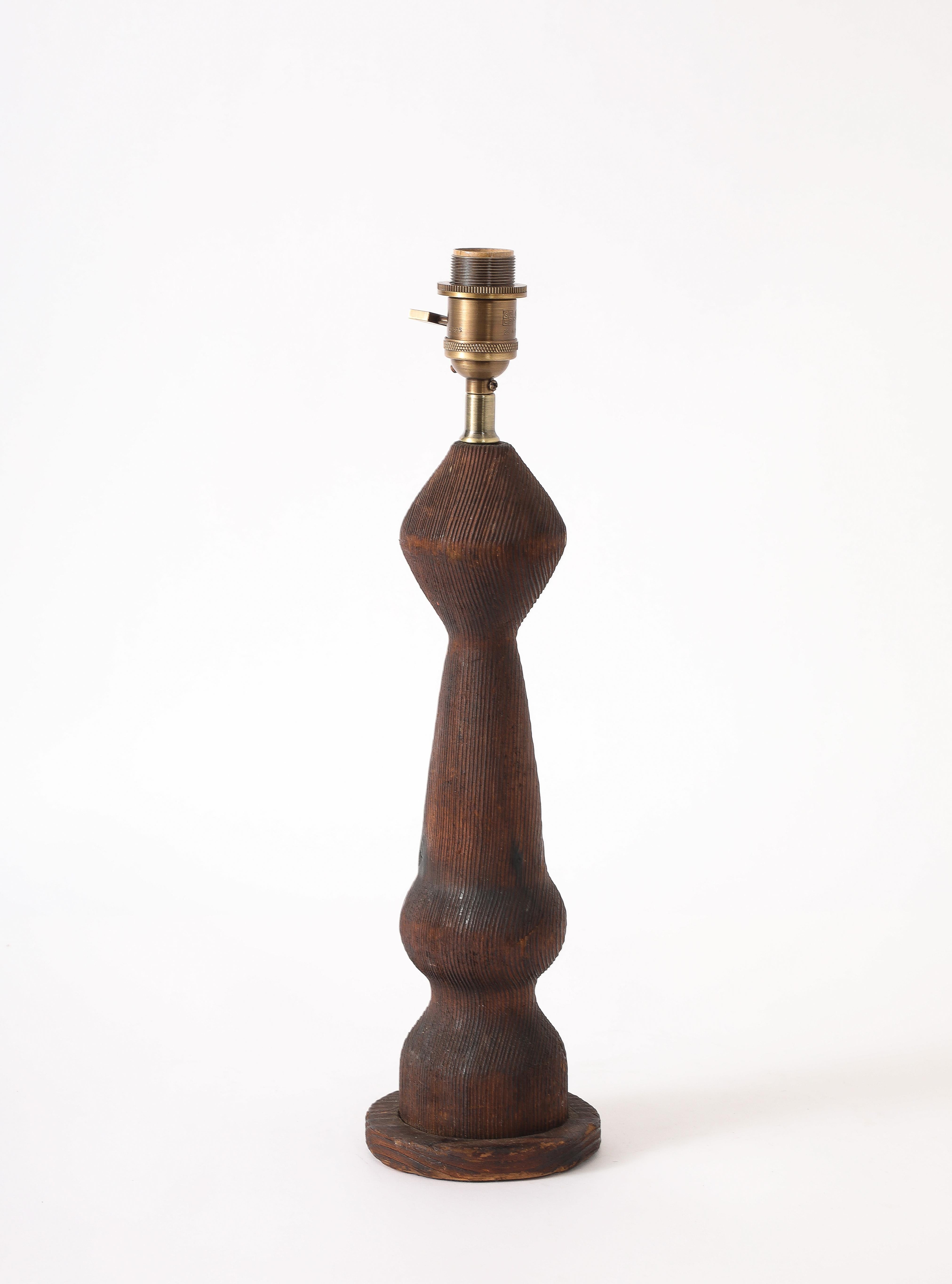 Lampe en pin d'Oregon tourné, France, années 1940 en vente 4