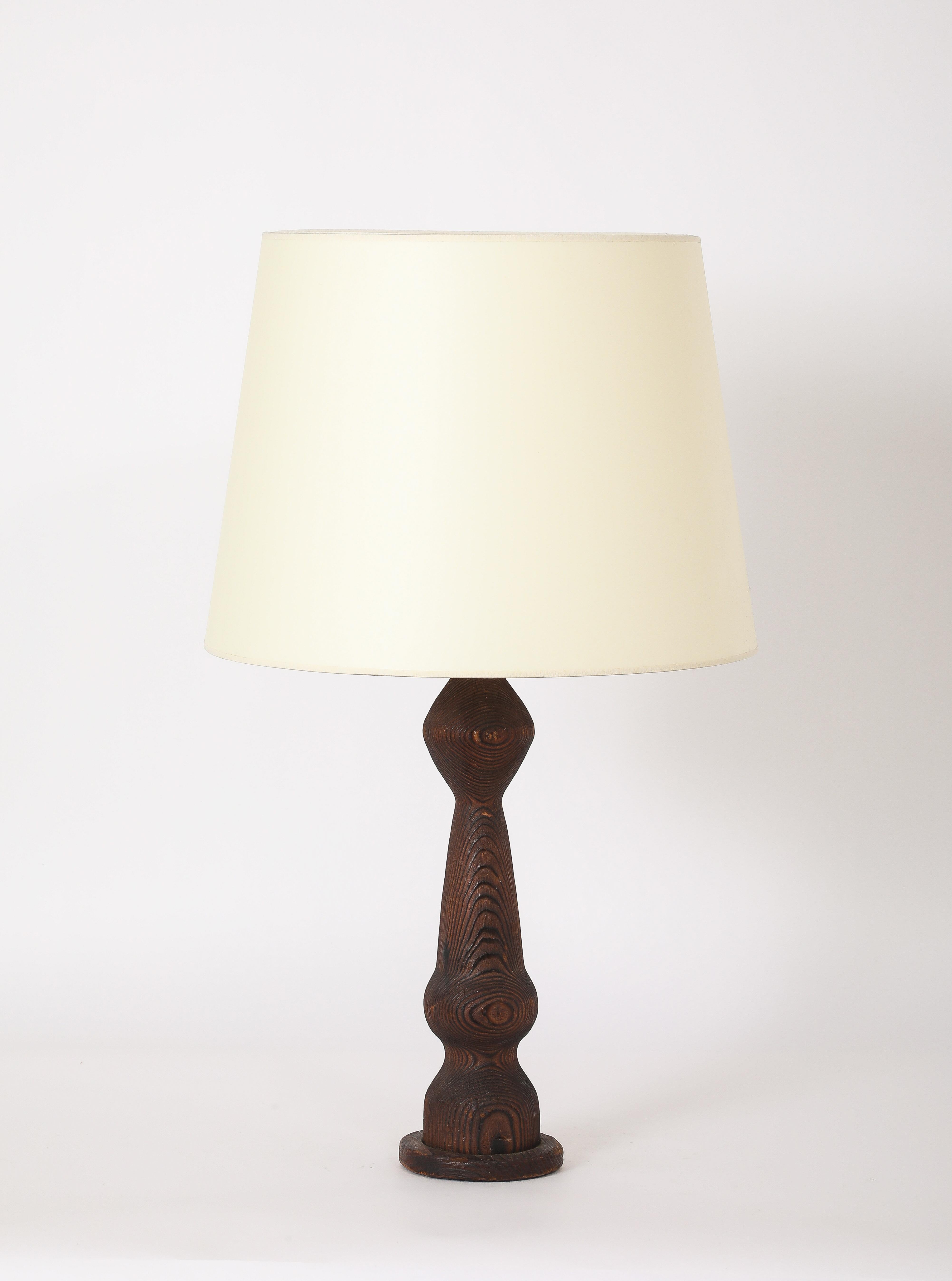 Lampe de table rappelant le travail de JM Frank en pin d'Oregon avec une finition brossée. Base seulement 18x5
