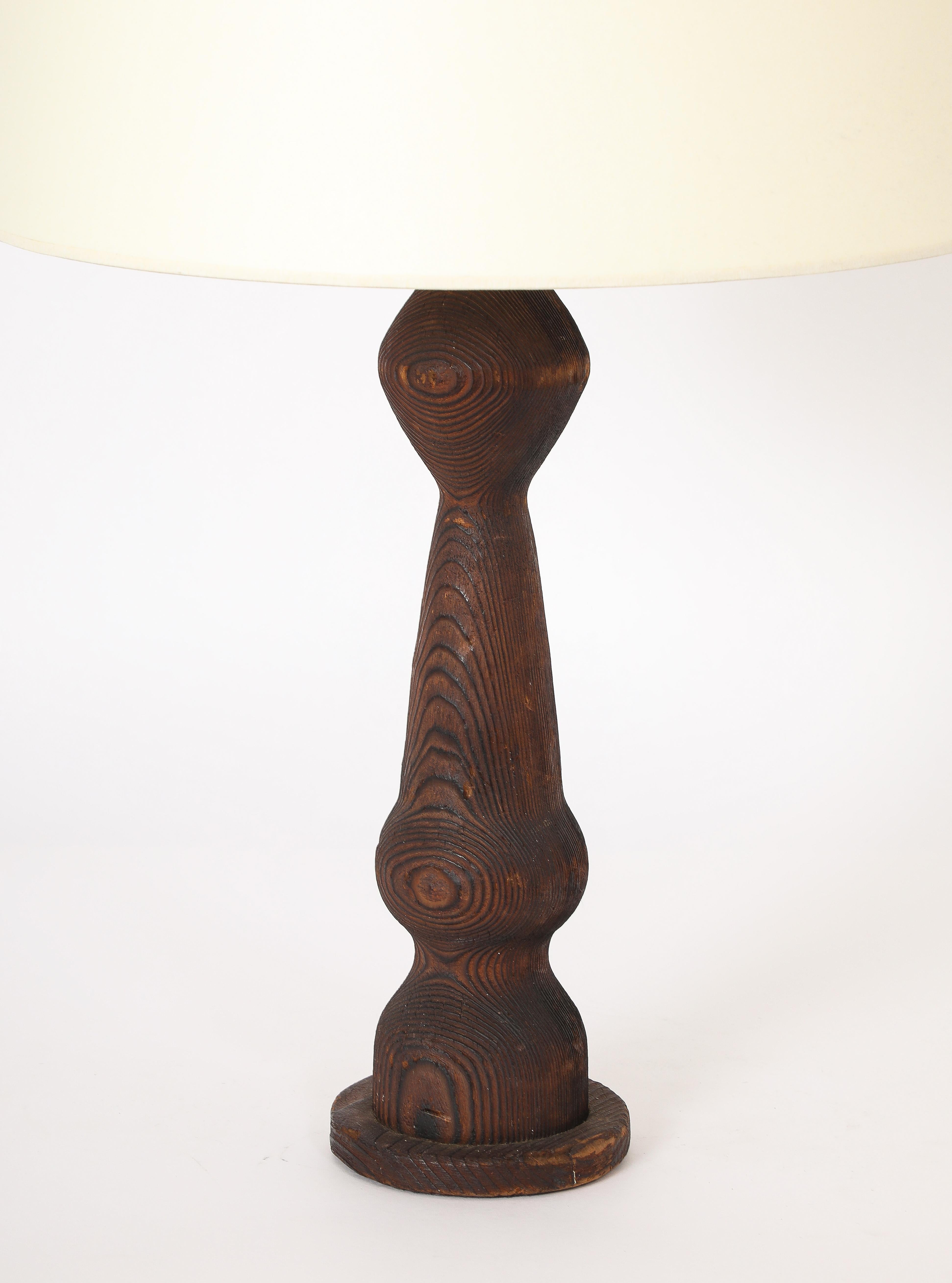 Français Lampe en pin d'Oregon tourné, France, années 1940 en vente