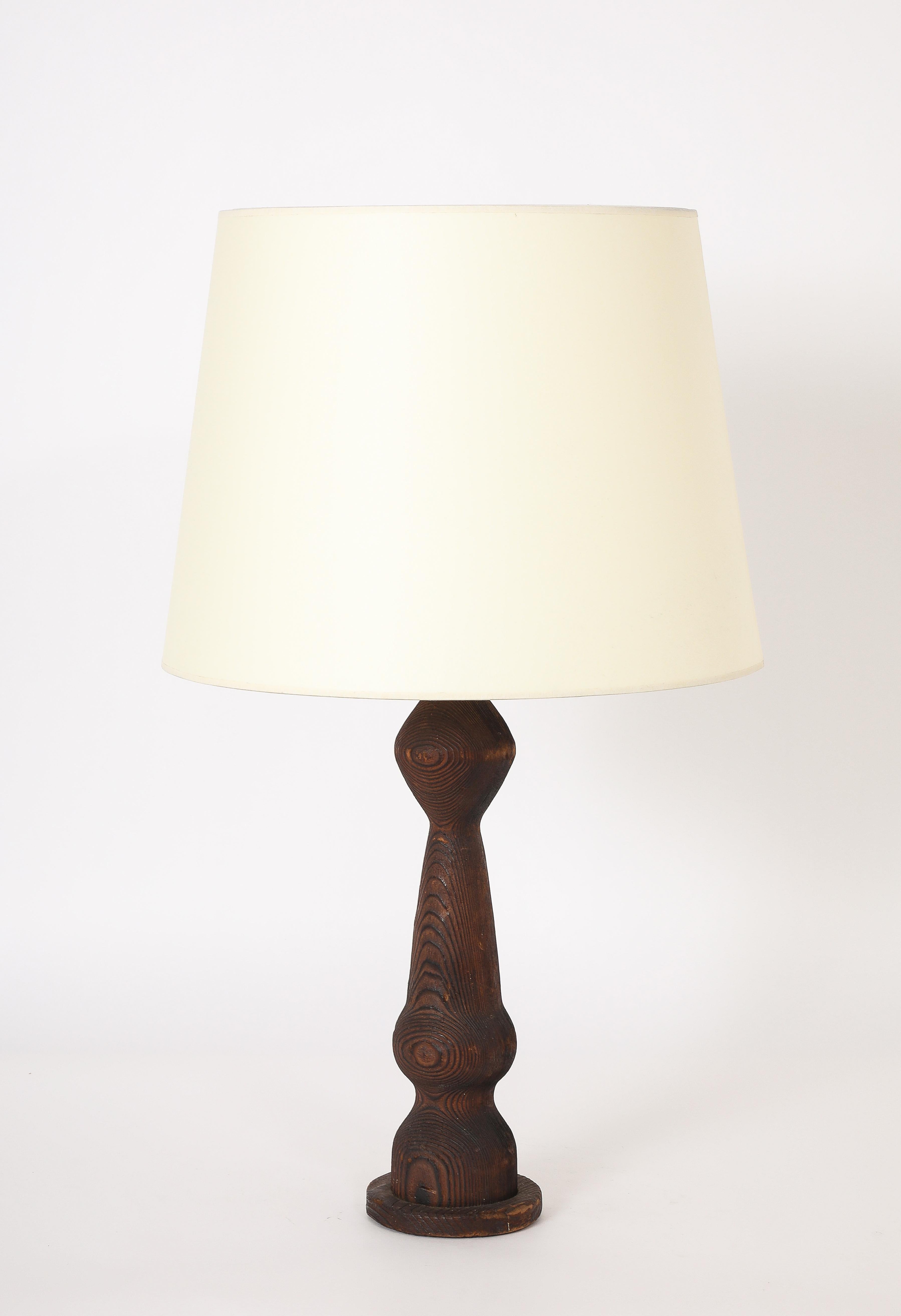 Sculpté à la main Lampe en pin d'Oregon tourné, France, années 1940 en vente