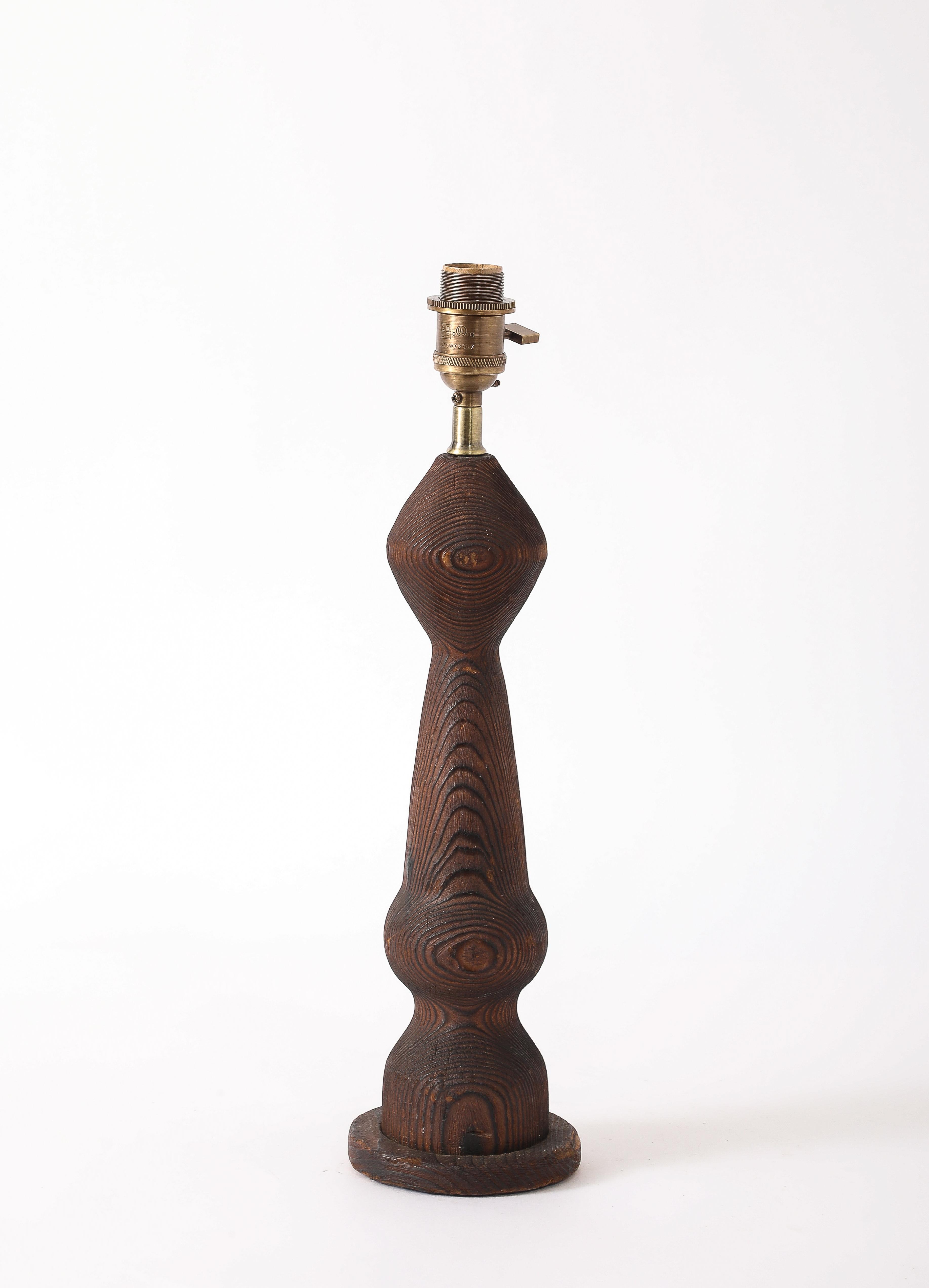 Lampe en pin d'Oregon tourné, France, années 1940 Bon état - En vente à New York, NY