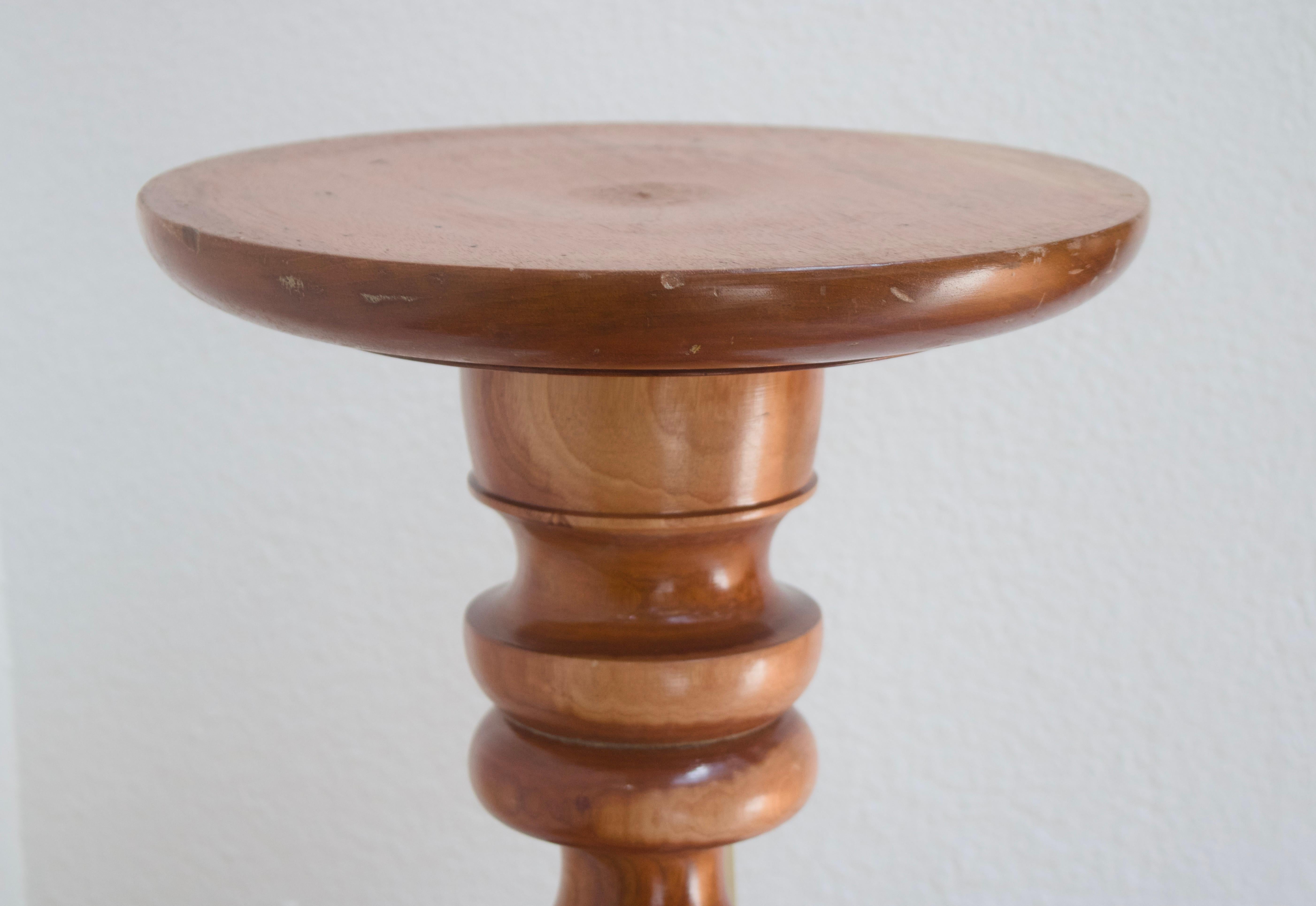 Turned solid oak pedestal, candle holder In Good Condition For Sale In San Francisco, US