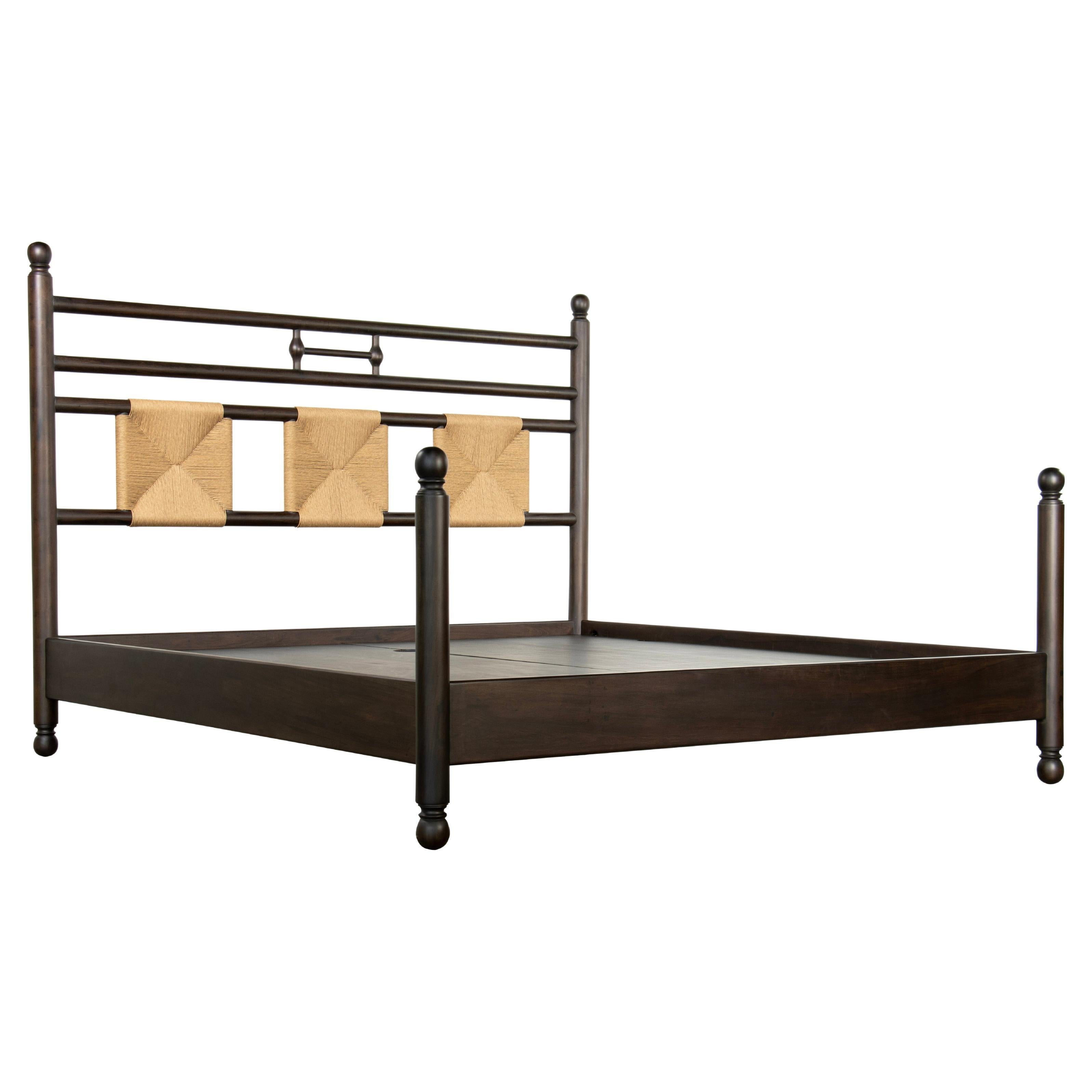 Cama de madera maciza torneada con cabecero de junco tejido a mano by Costantini, Luigi, King