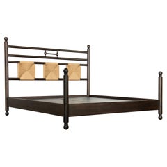 Cama de madera maciza torneada con cabecero de junco tejido a mano by Costantini, Luigi, King