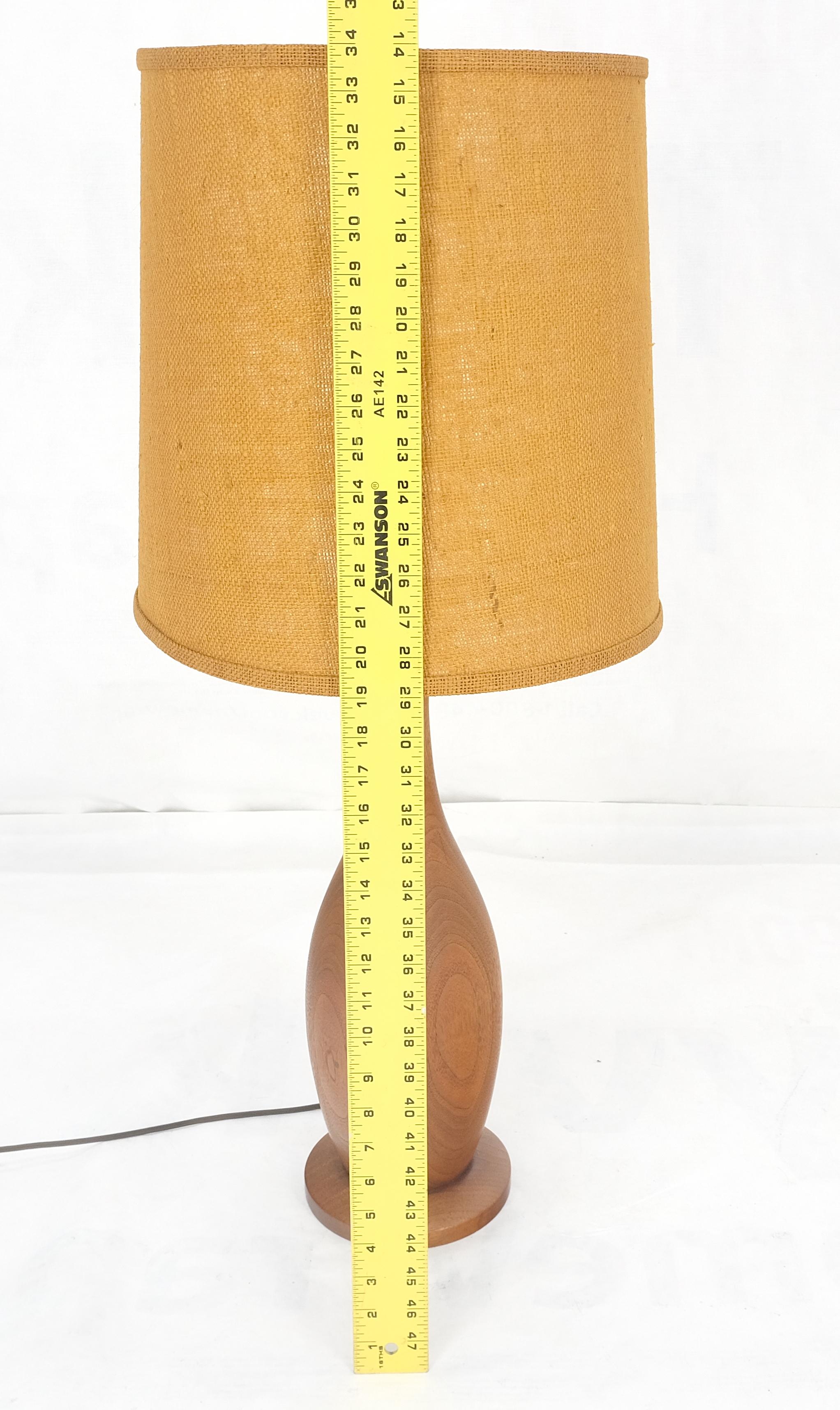 Lámpara de sobremesa danesa de teca torneada en forma de cebolla de mediados de siglo moderno de los años 70 Teca en venta