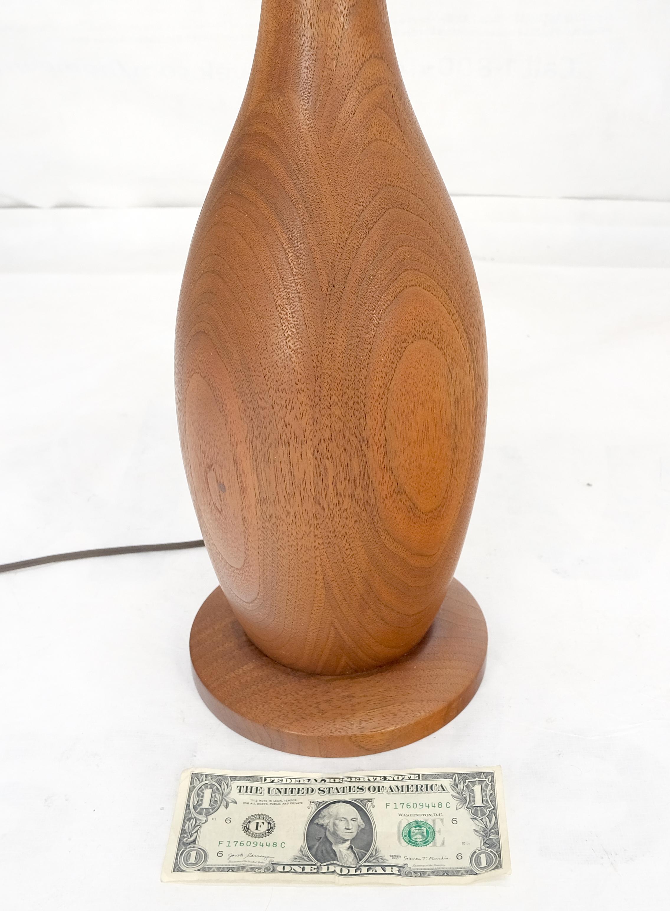 Lámpara de sobremesa danesa de teca torneada en forma de cebolla de mediados de siglo moderno de los años 70 en venta 1