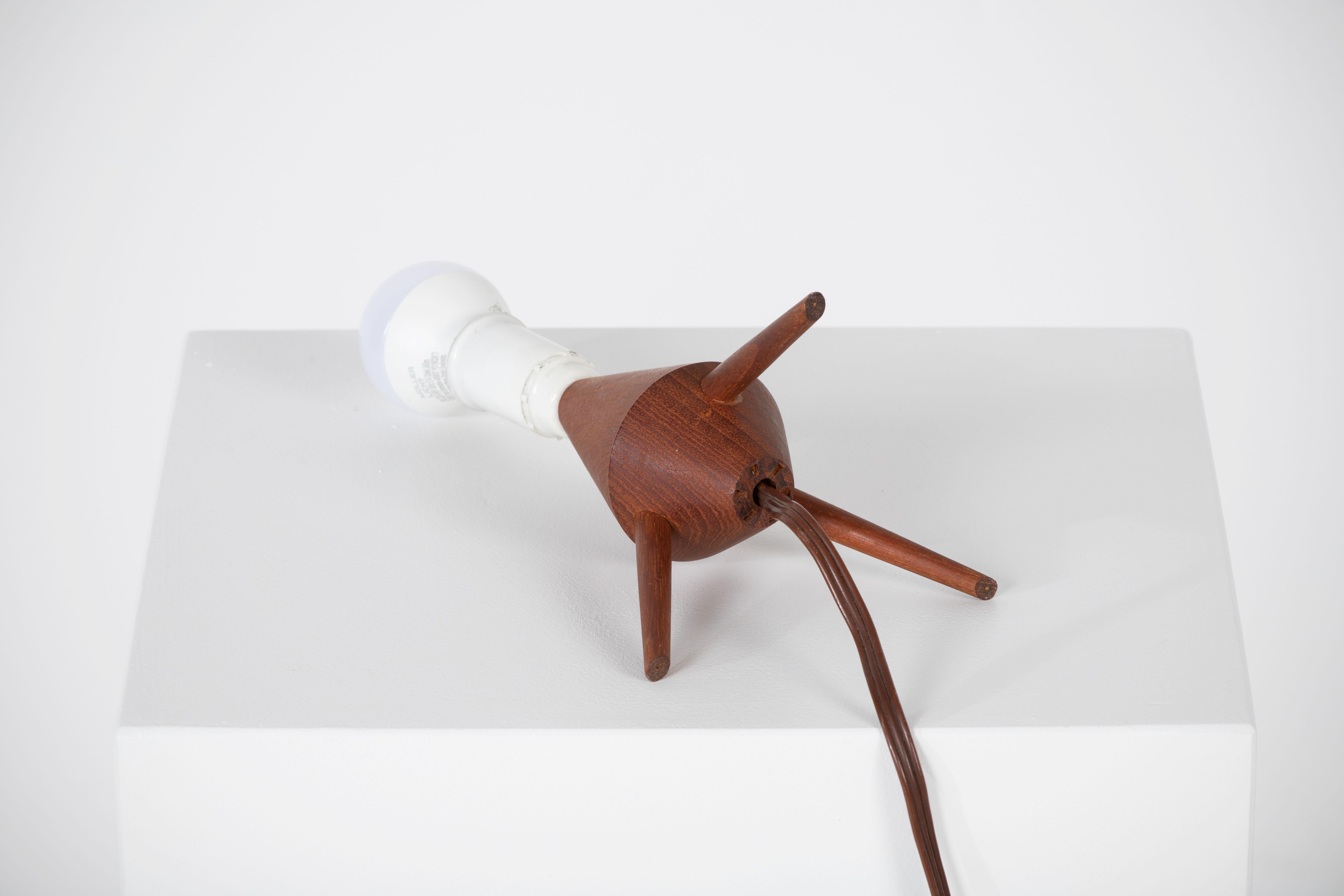 A Mid-century table lamp. In solid Teak, Italy, 1960. 

Elegant teak lamp. It is in good general condition and works perfectly. The diffused light is very pleasant and the lamp offers a warm atmosphere.

