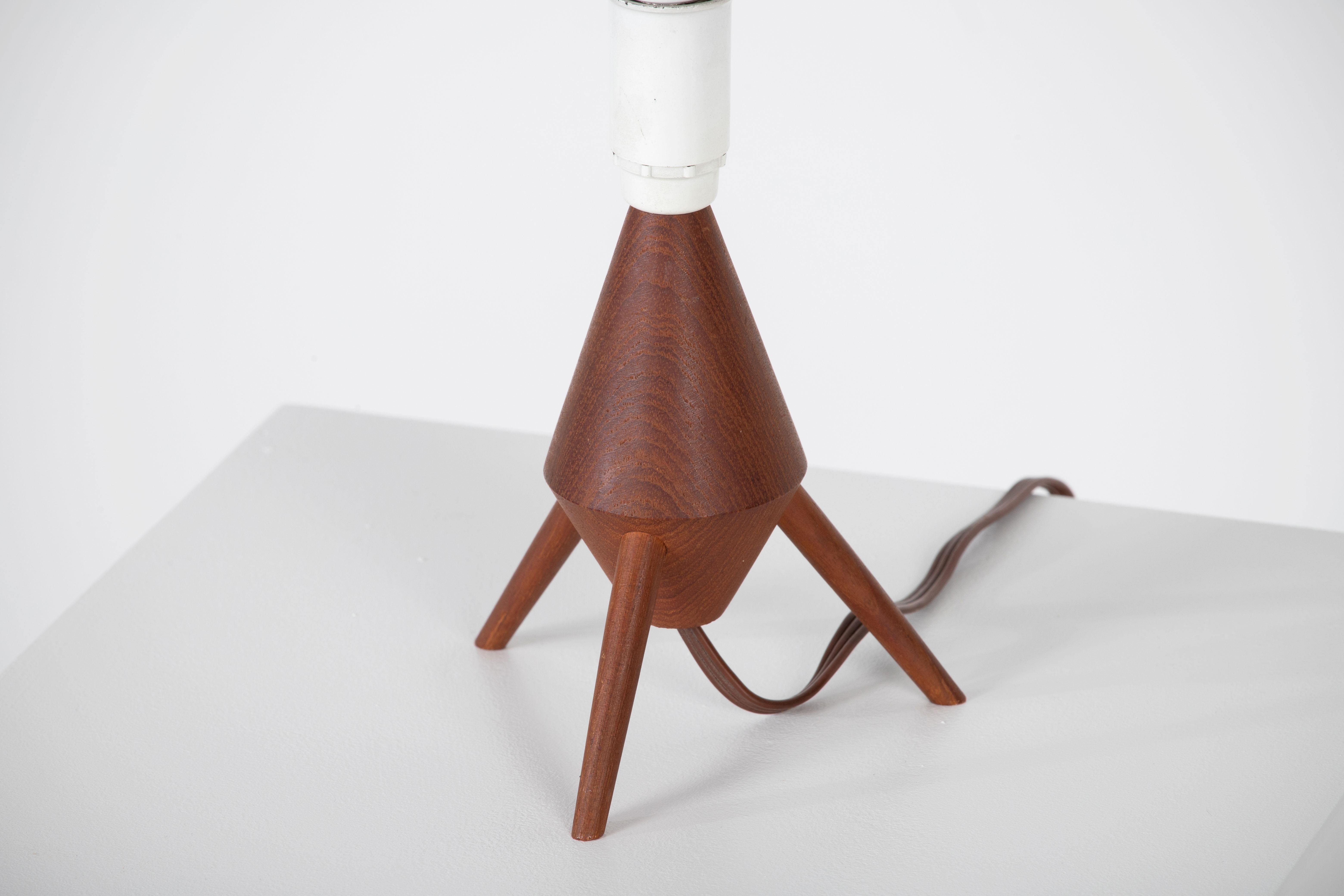 Turned teak Table Lamp, 1960, Italy In Good Condition For Sale In Wiesbaden, DE