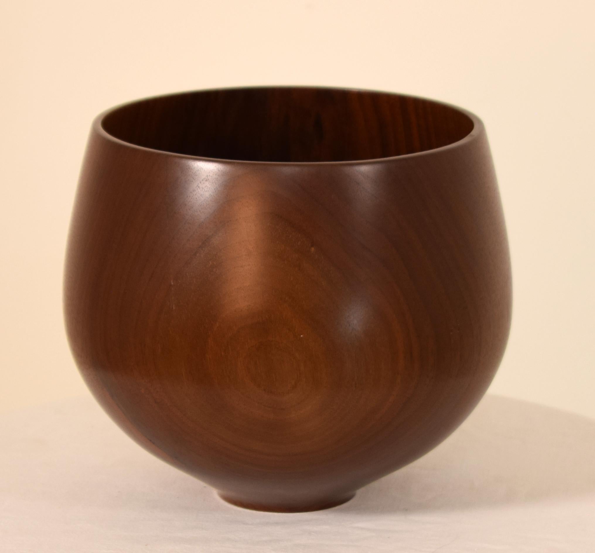 Turned Walnut Bowl by Rude Osolnik In Excellent Condition For Sale In South Charleston, WV