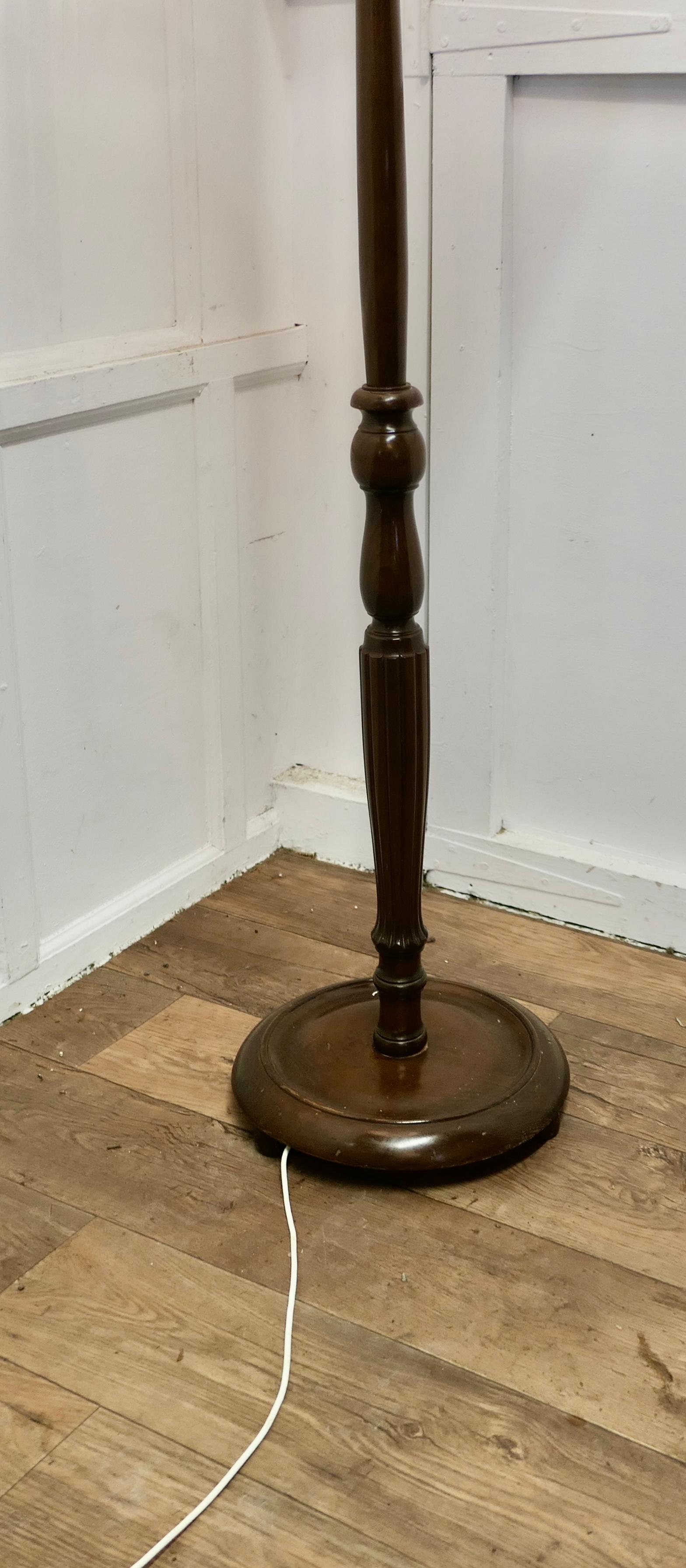 Turned Walnut Floor Lamp, Standard Lamp In Good Condition For Sale In Chillerton, Isle of Wight